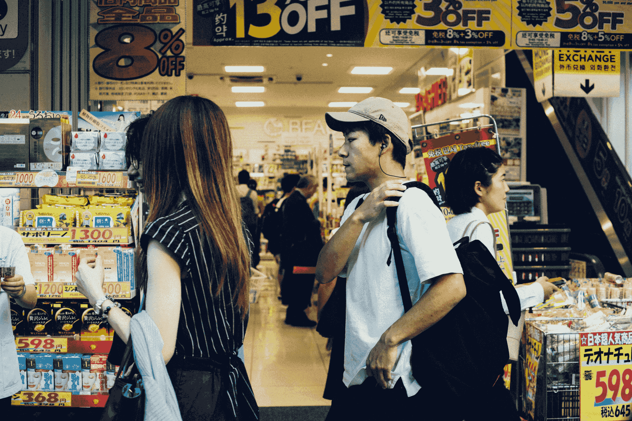 小売店で買い物をする多様な人々のグループ