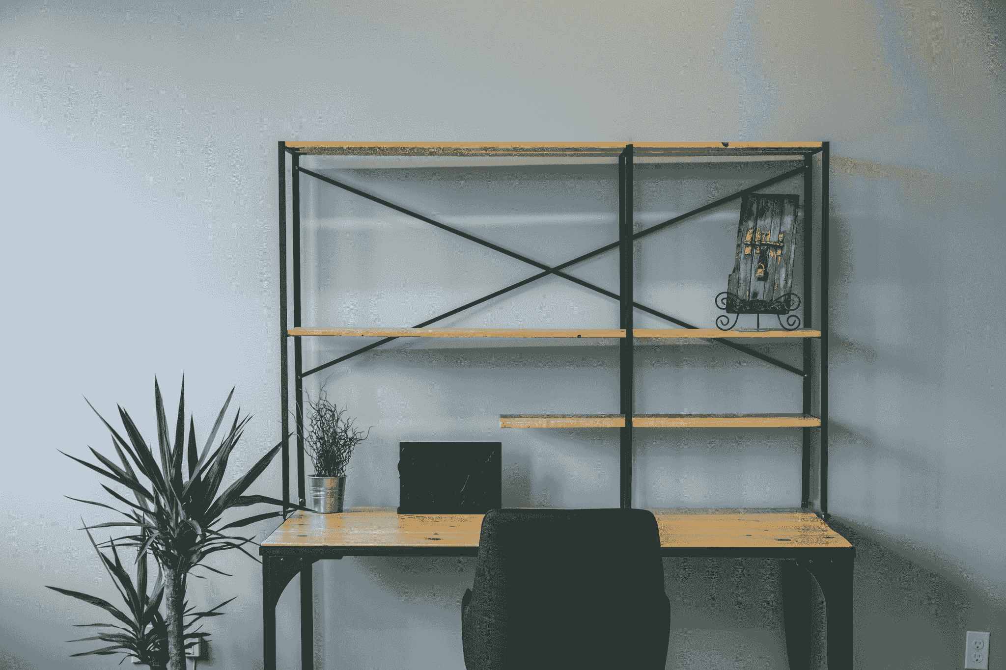 Efficient use of vertical space in portable office