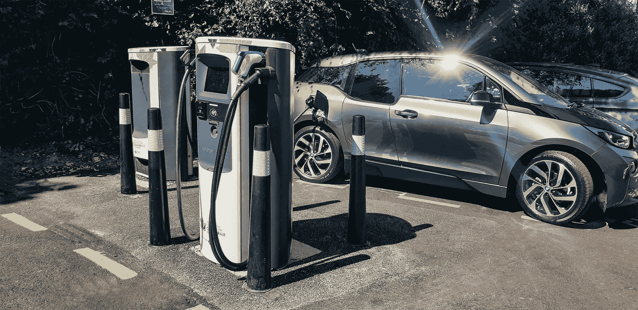 Electric car manufacturers list - Array of Nissan Leaf vehicles at charging stations