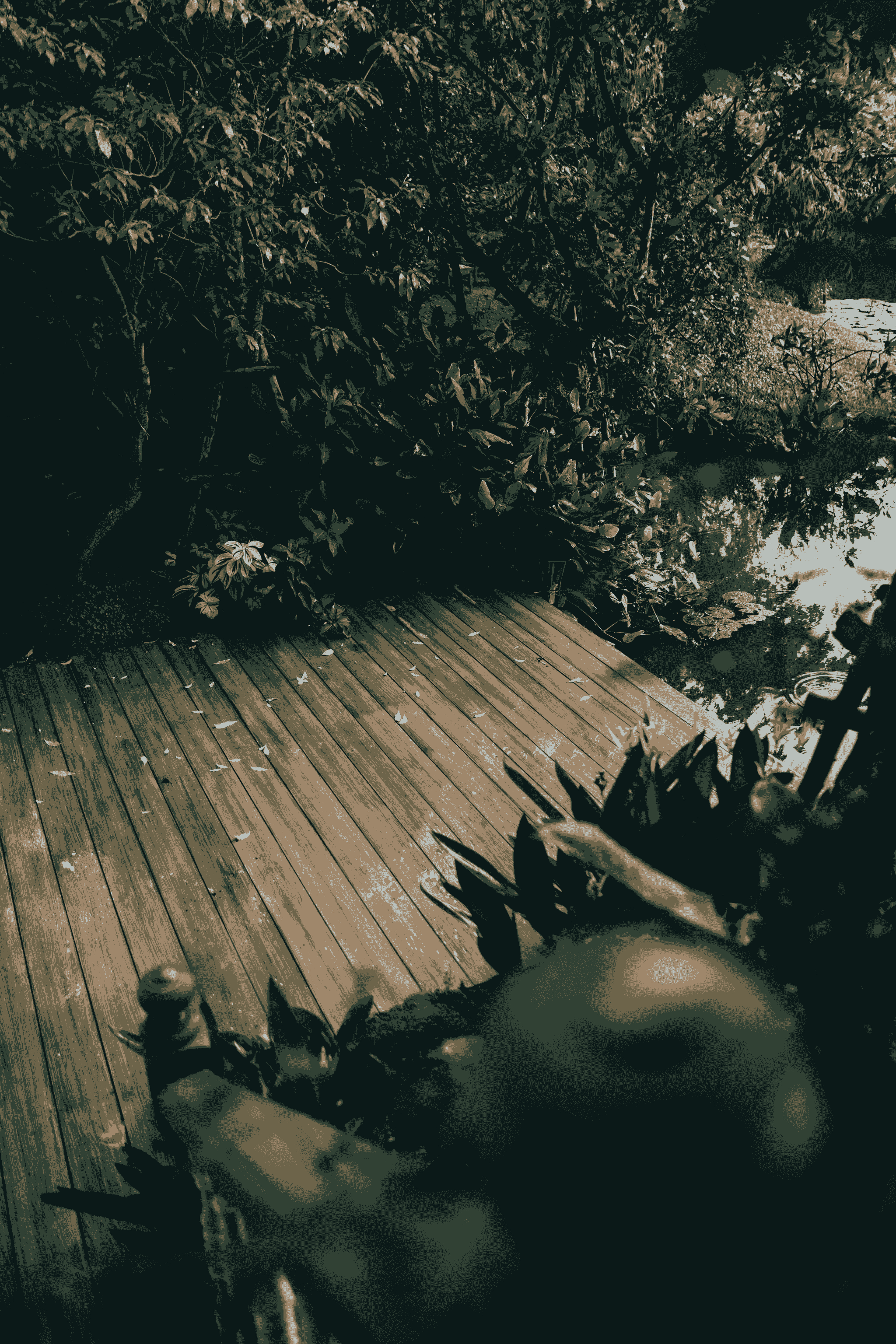 is composite decking slippery? Safety tips for enjoying decks.