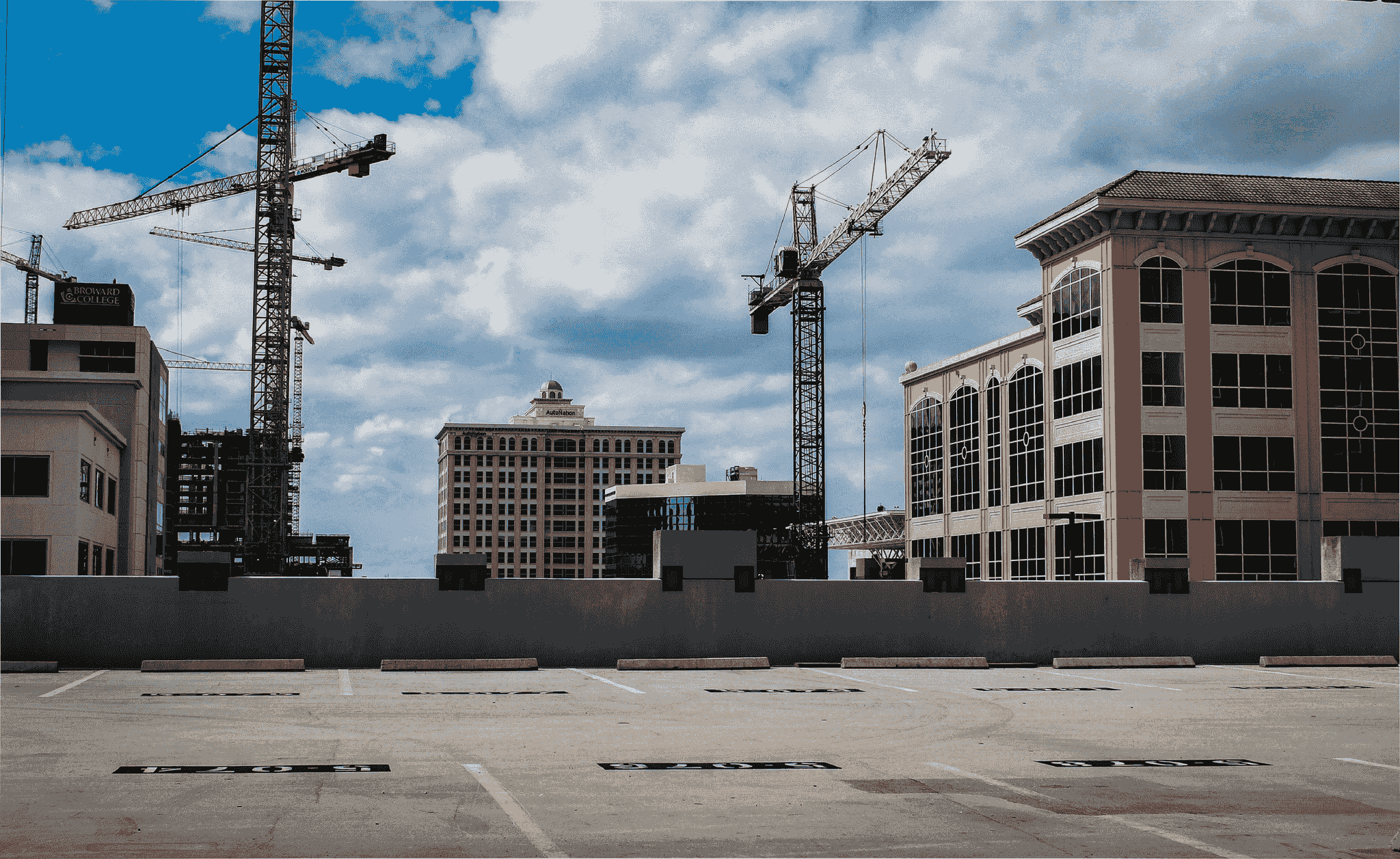 Innovative volumetric construction techniques showcased at a modern site.