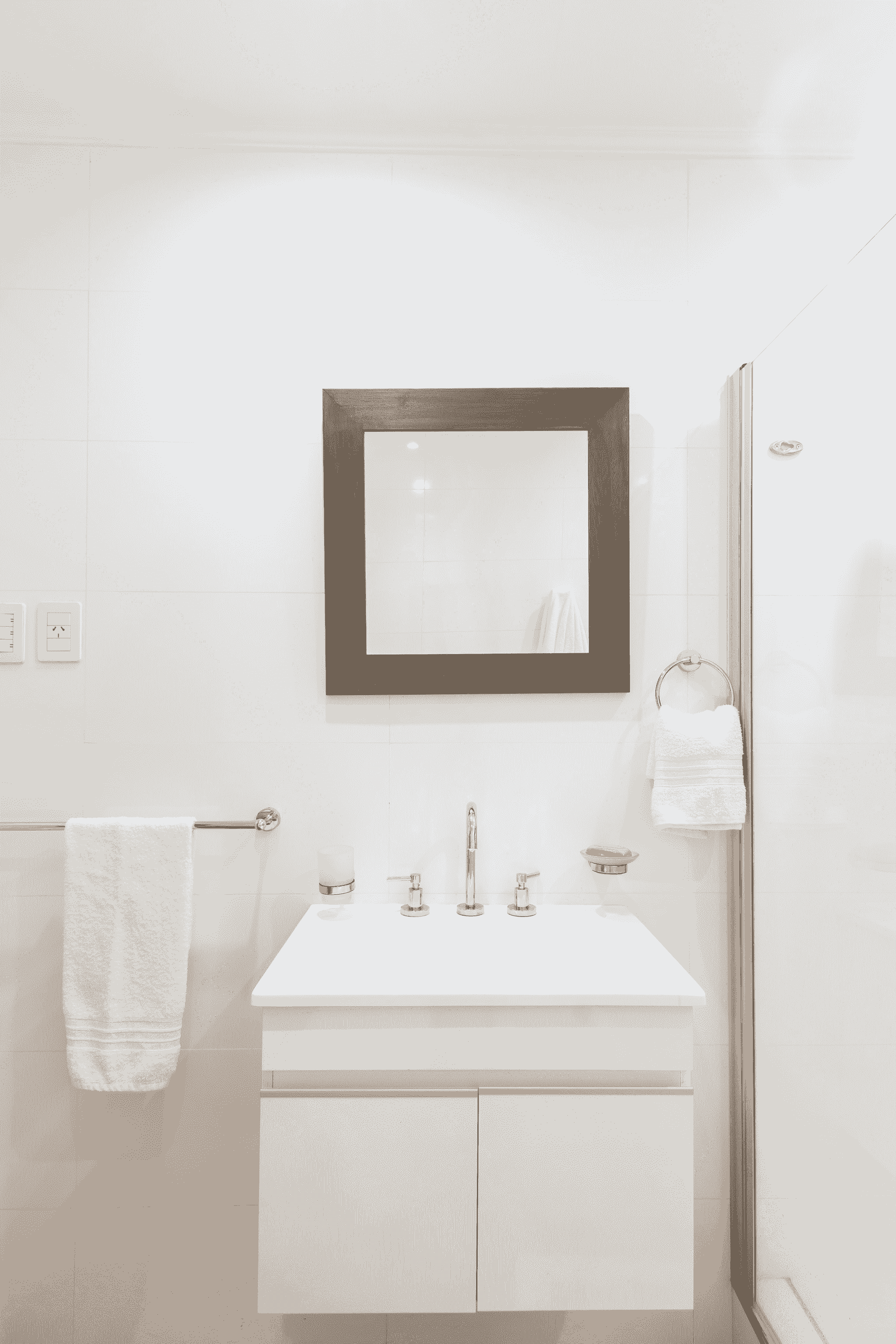 Modern bathroom fitted with china sanitary ware