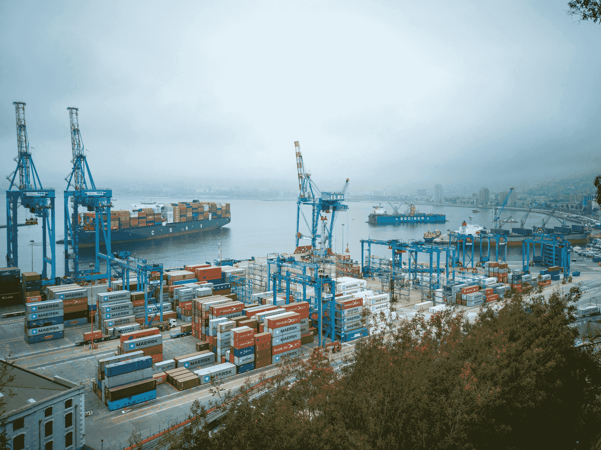 Illustration depicting efficient shipping operations when calculating landed cost when importing from China