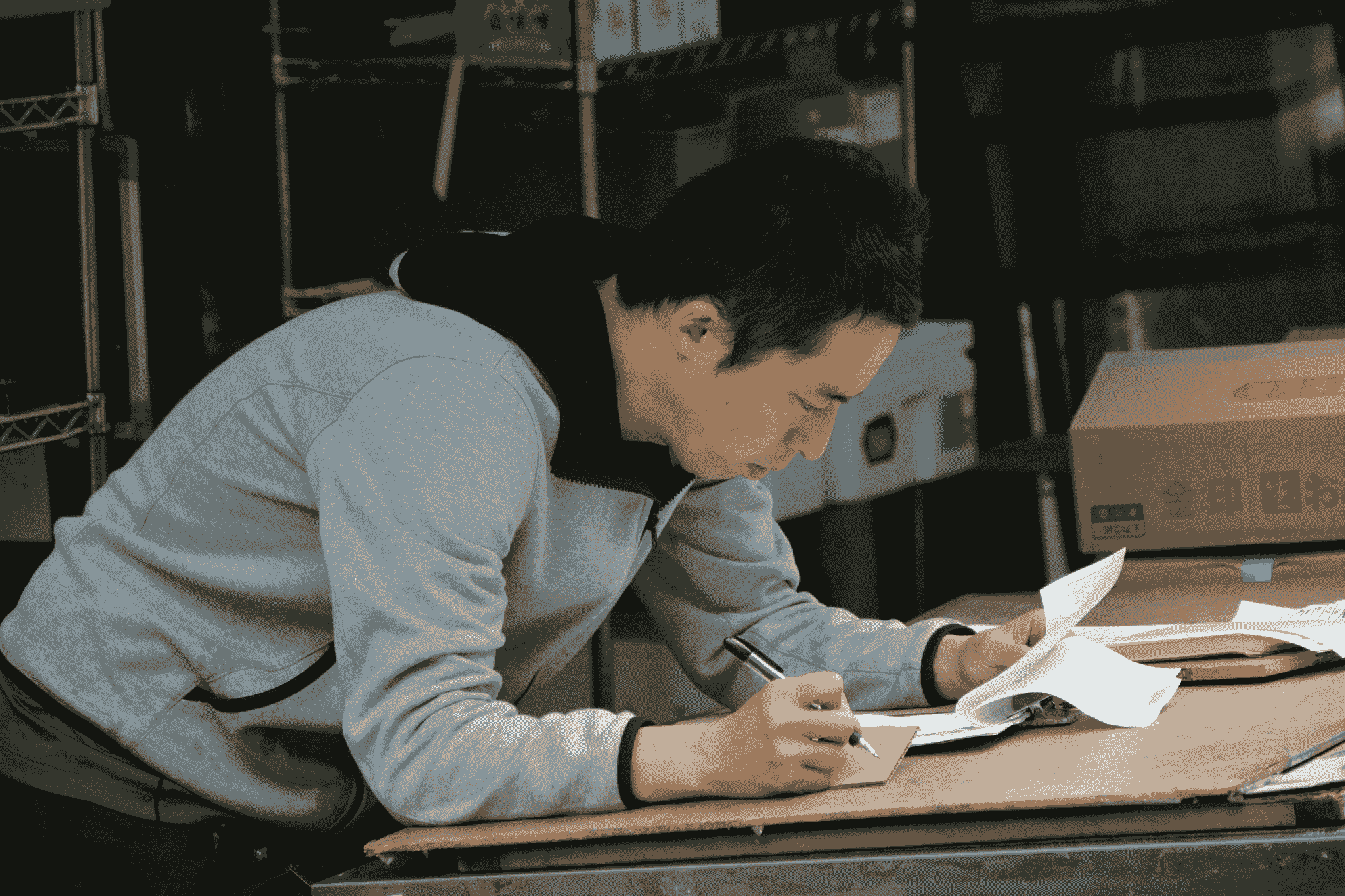 sourcing agent china negotiating deals at factory