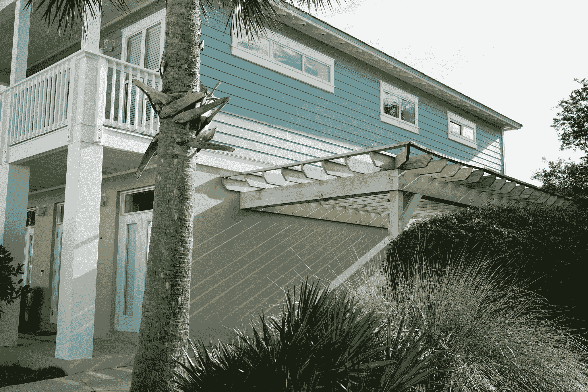 Modern prefabricated beach house with ocean view