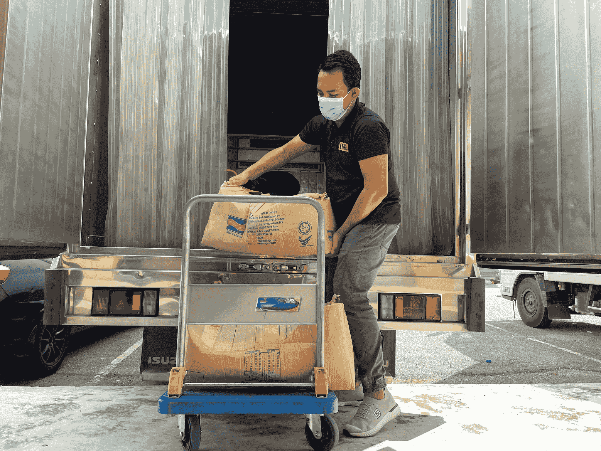 Illustration depicting various shipping options when sourcing products from China