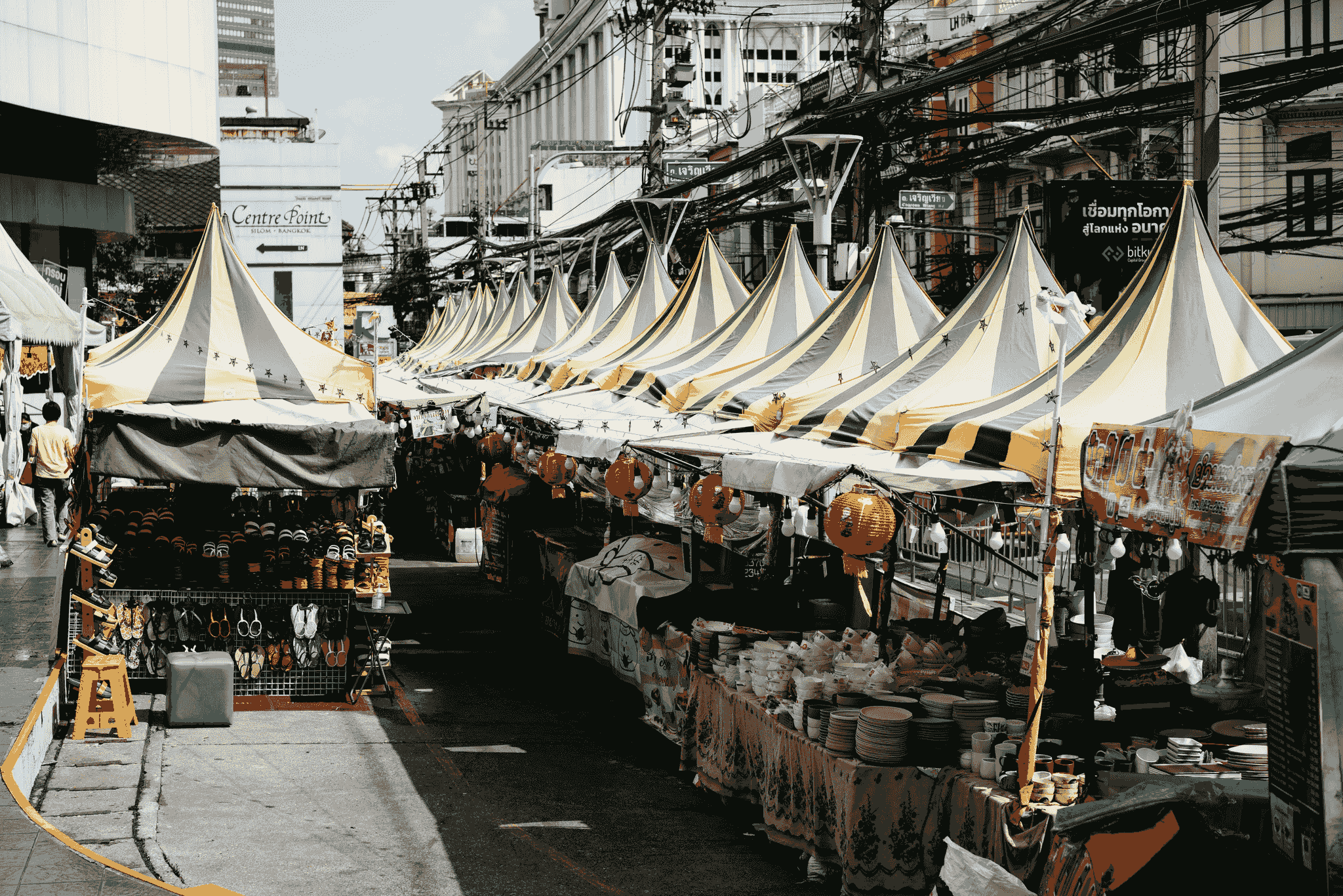Exploring what is a pop up restaurant at Smorgasburg featuring diverse cuisines.