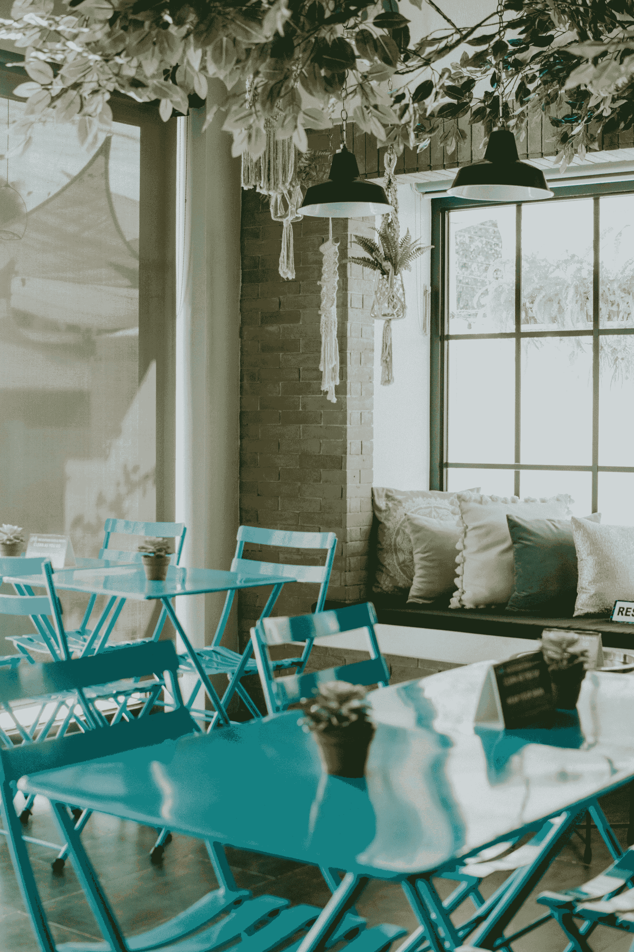 The Charming Ambiance of Cafe the Container Revealed