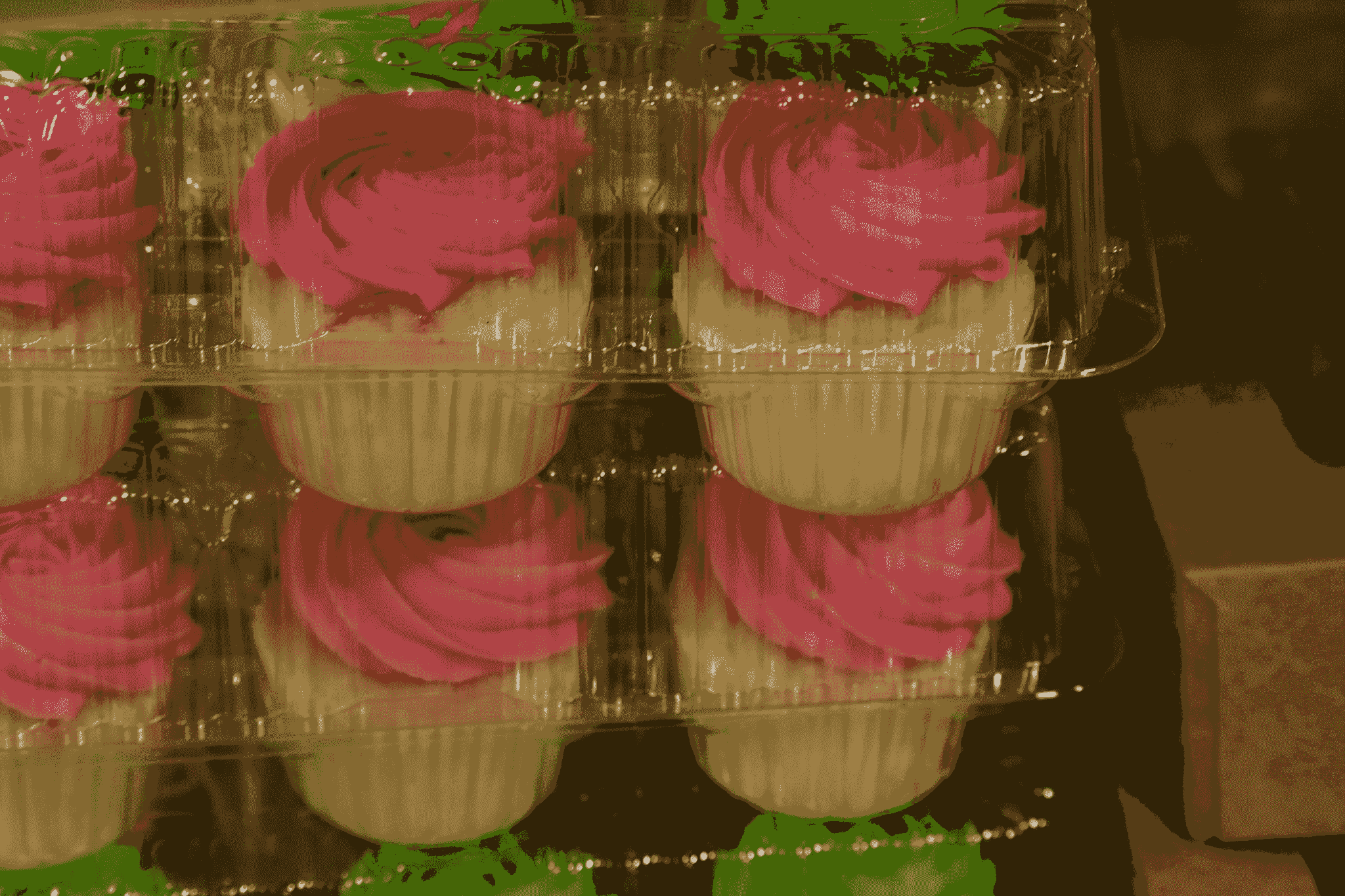 Clamshell cupcake containers showcasing delicious cupcakes in an attractive display.