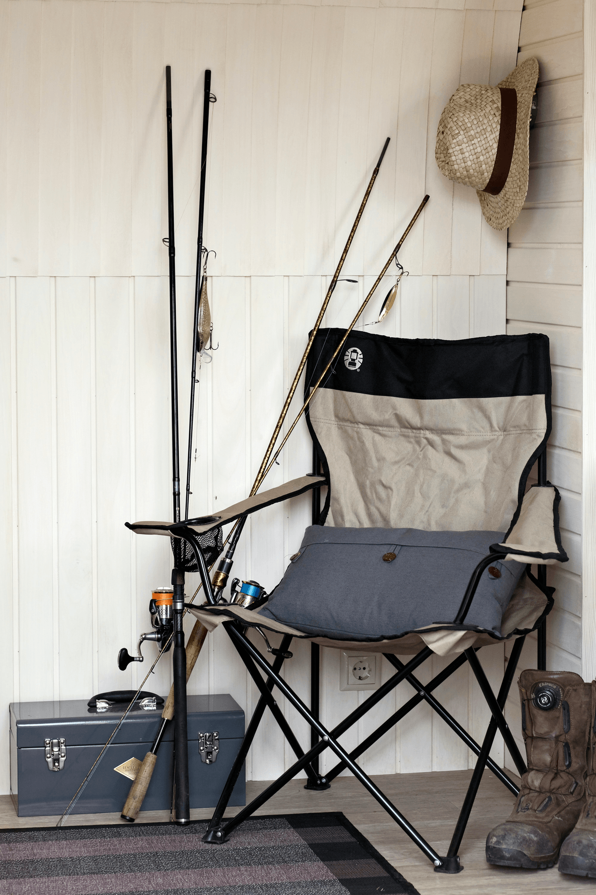 Lightweight design: easy to carry and can be used comfortably anywhere. Compact storage: can be folded compactly after use, making it convenient to carry. Easy setup: can be set up in a few seconds, making preparations for camping or fishing smooth. Let's achieve a comfortable outdoor experience with a folding chair! Best for camping and fishing, easy to carry and easy to set up popular item.