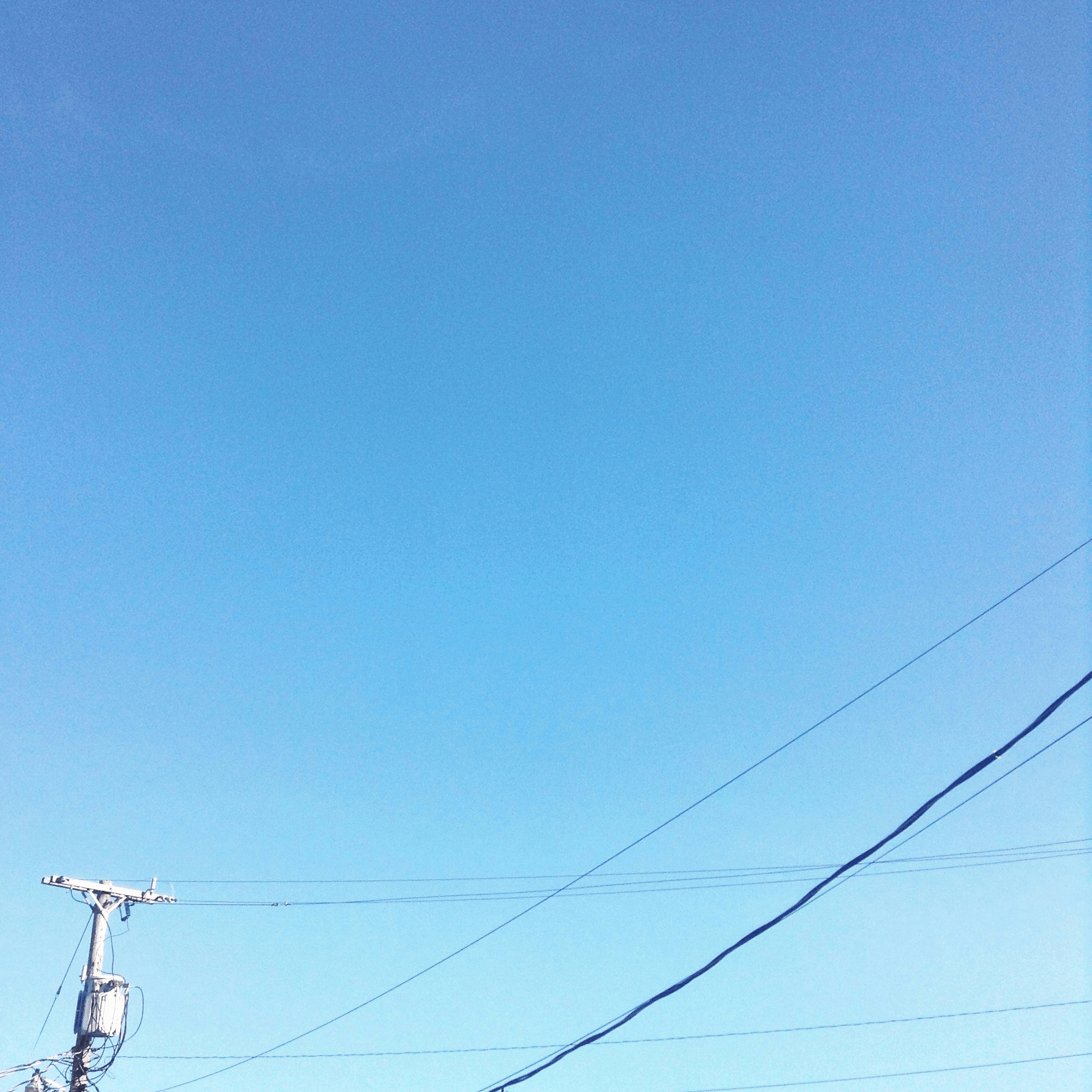 Guide wire power pole stabilizing structure against wind.