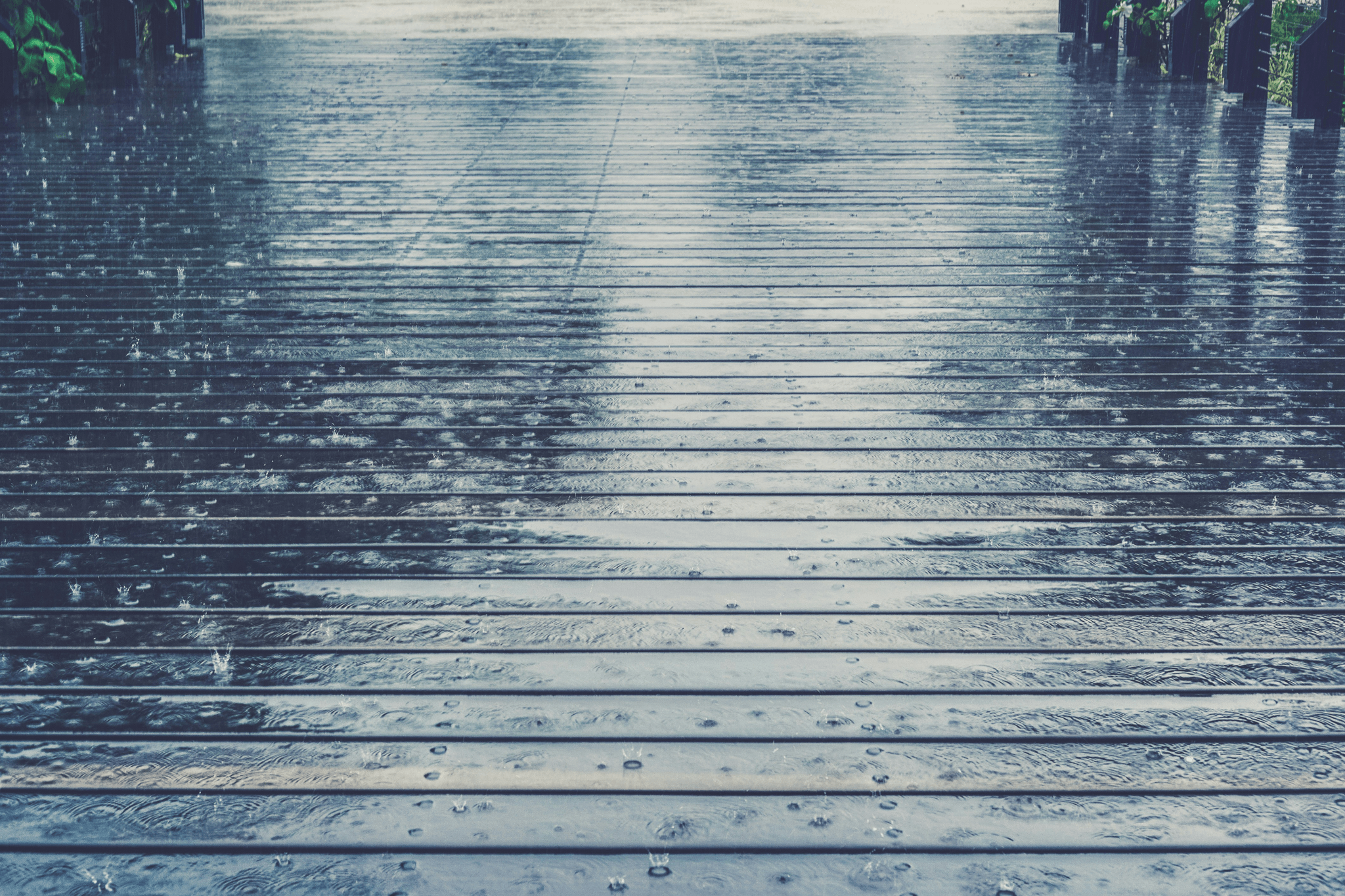 is composite decking slippery when wet? Safety tips for walking.