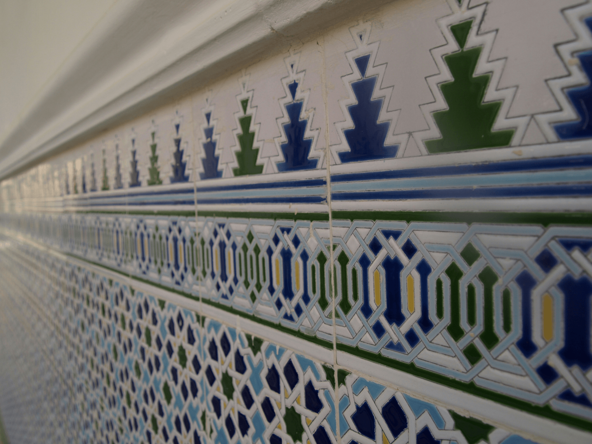 Vibrant Mediterranean-inspired mosaic tiles for outdoor tiles design