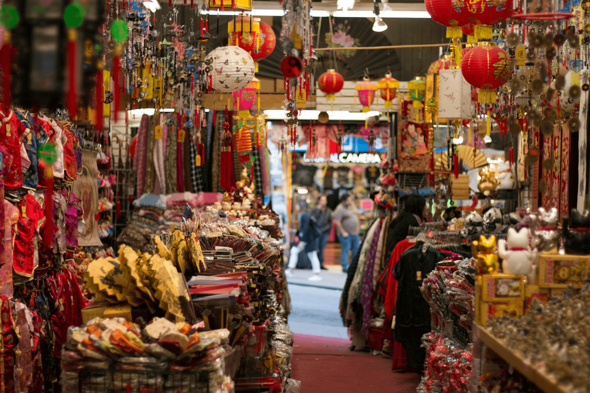 Yiwu sourcing agent assisting clients in vibrant market environment