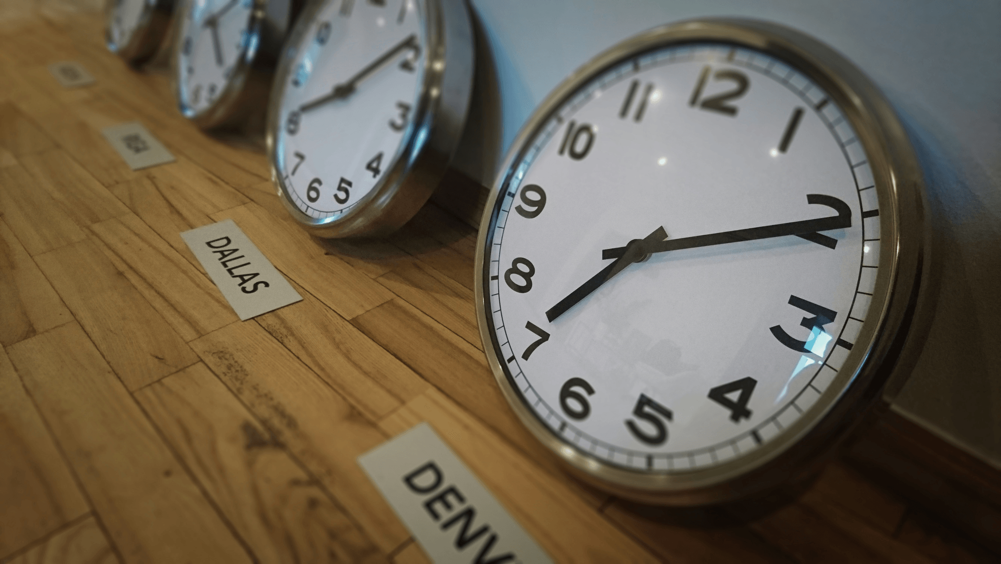 願意排隊一小時吃拉麵，卻等不了90秒紅燈——什麼是「時間感錯覺」？｜三杯半 Podcast