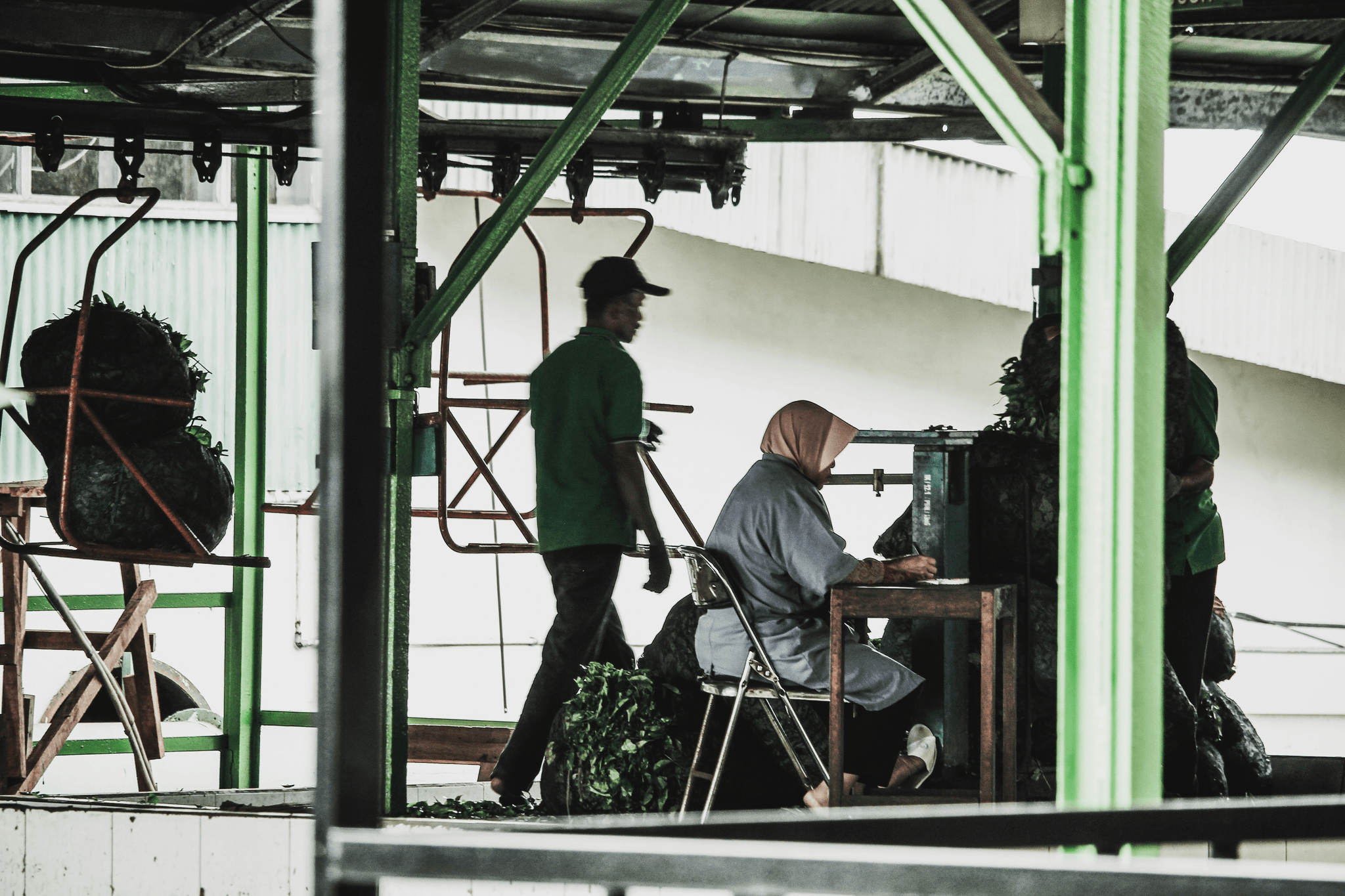 Managing Production Delays in Chinese Factories - Team Discussion