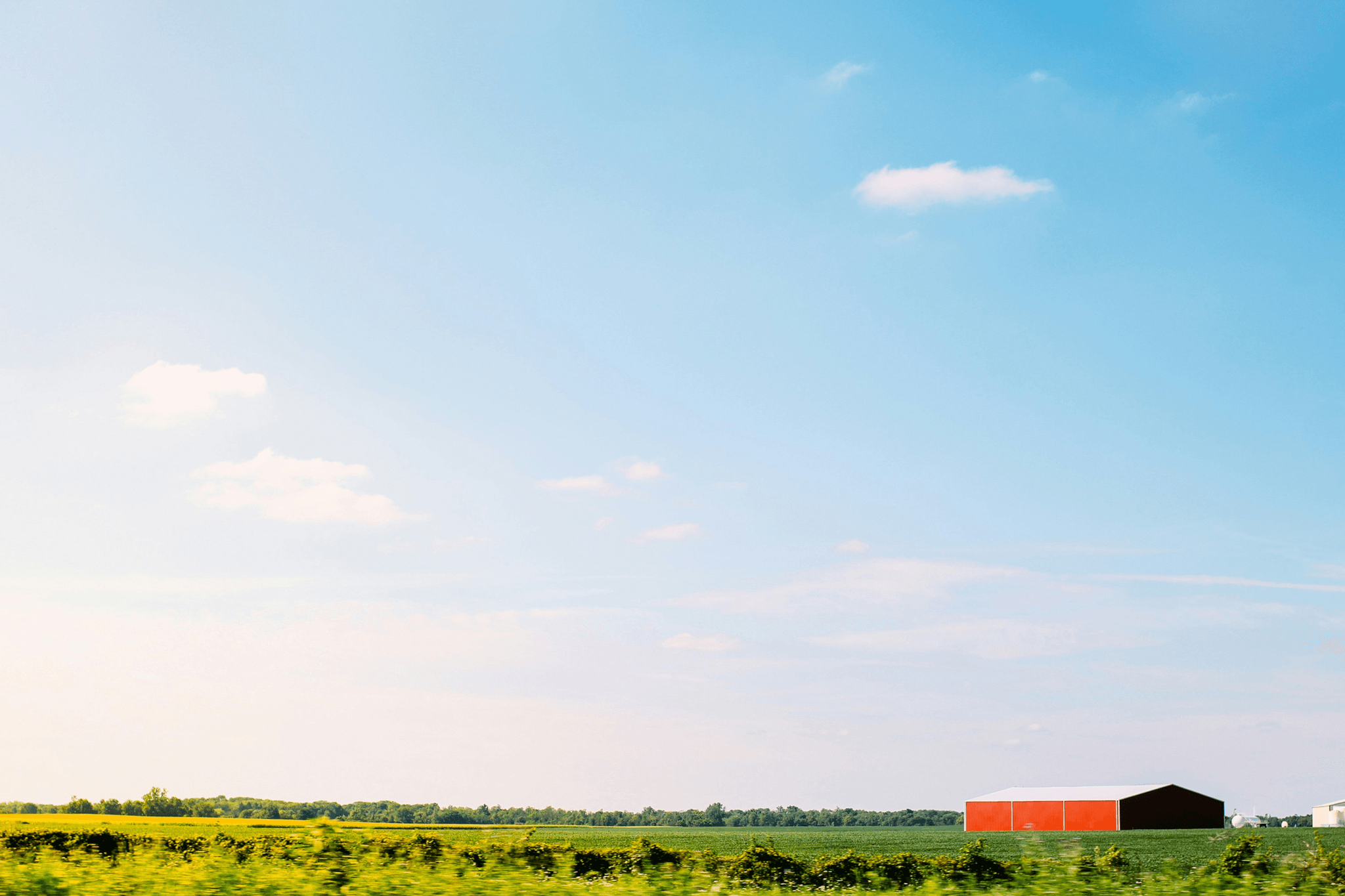 Explorer le coût d'une maison en conteneur de 2 000 pieds carrés à travers des options de terrain abordables
