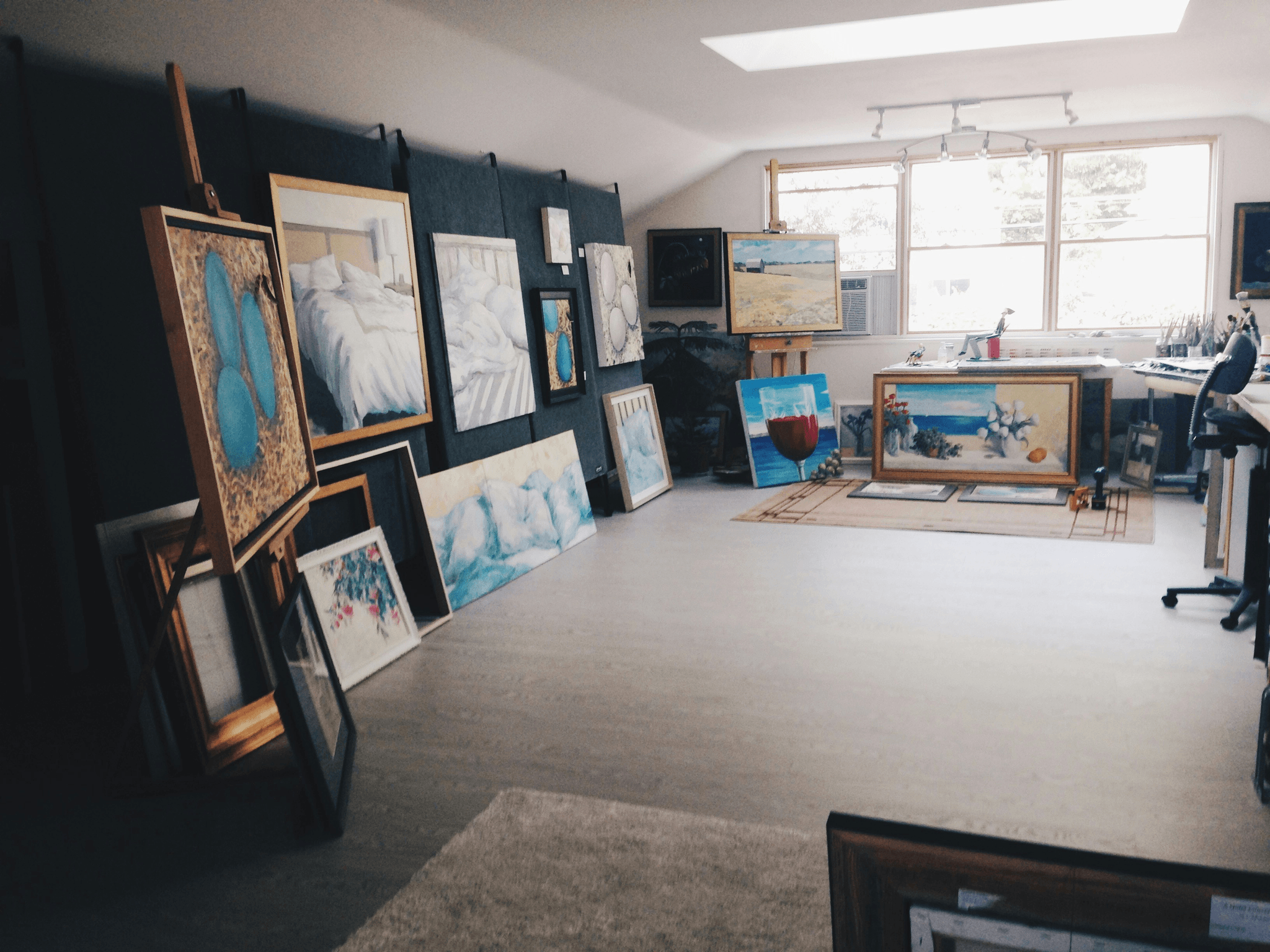 Inspiring collaborative art space in detachable container house