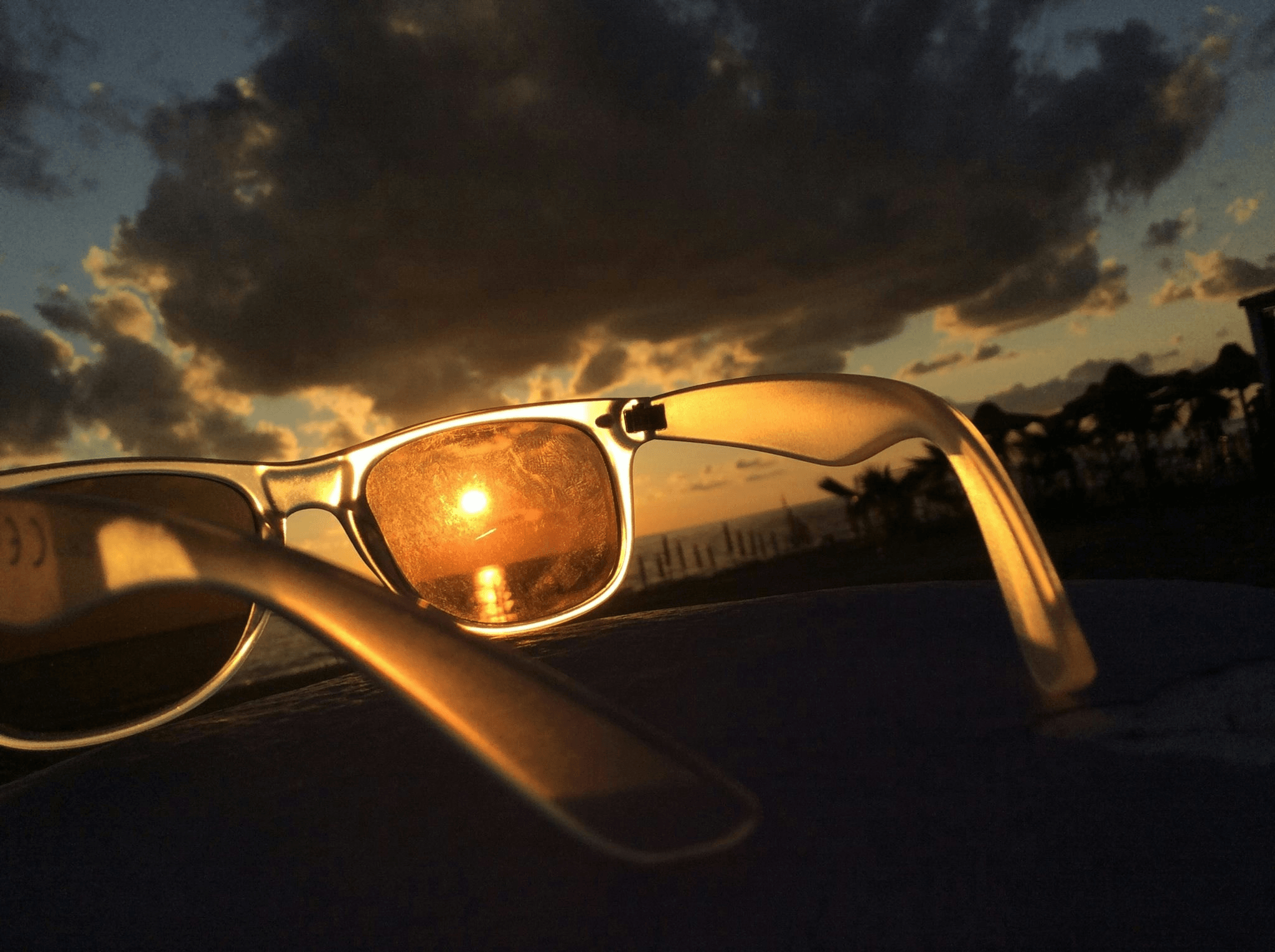 Comparison of polarized vs unpolarized sunglasses highlighting benefits.