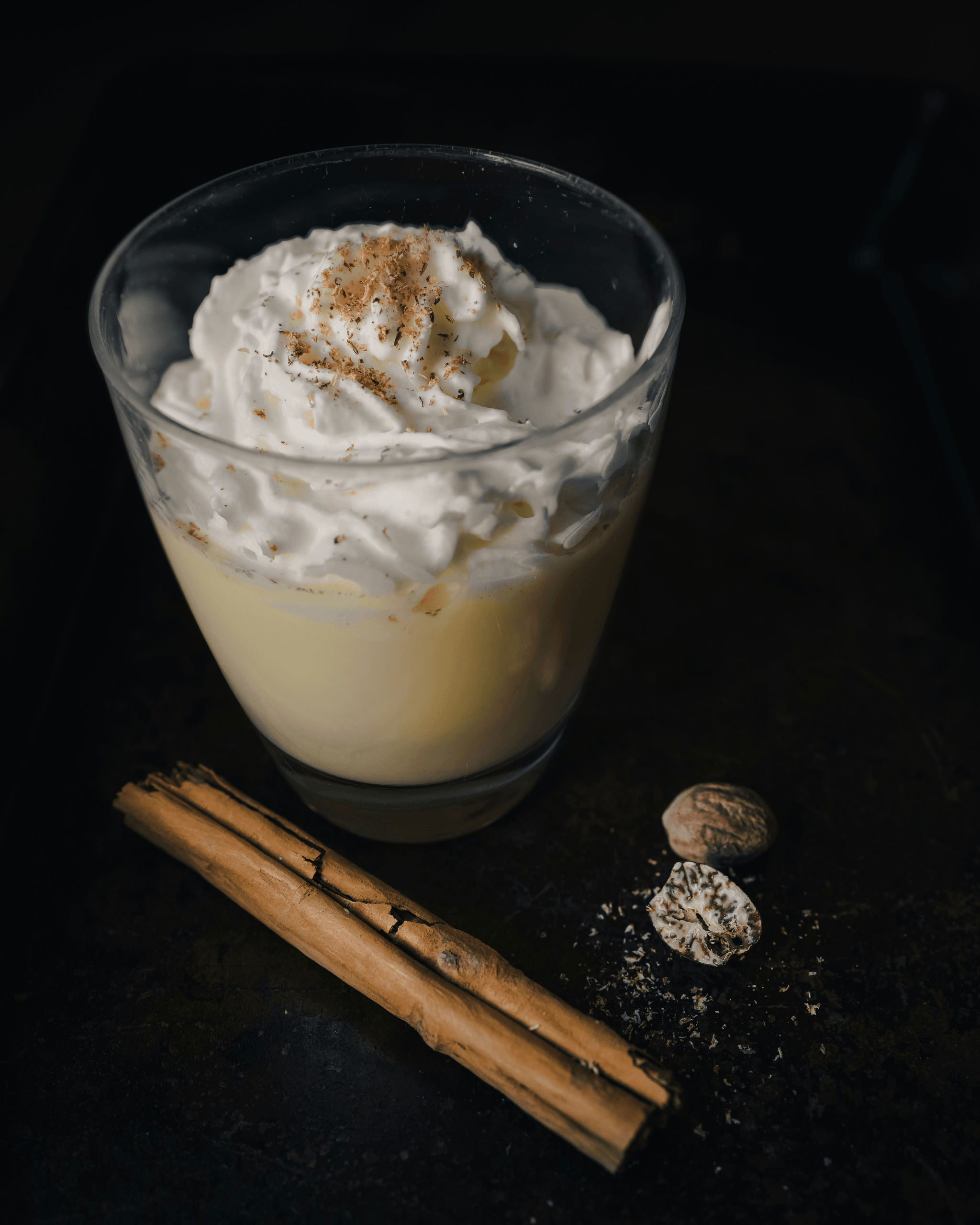 蛋酒 (Eggnog) – 聖誕奶油奢華的貴族傳奇 ｜2025 療寮聖誕前夜祭｜調酒體驗 × 交換襪子 × 輕鬆社交｜療寮生活館 CHITCHAT LIFE