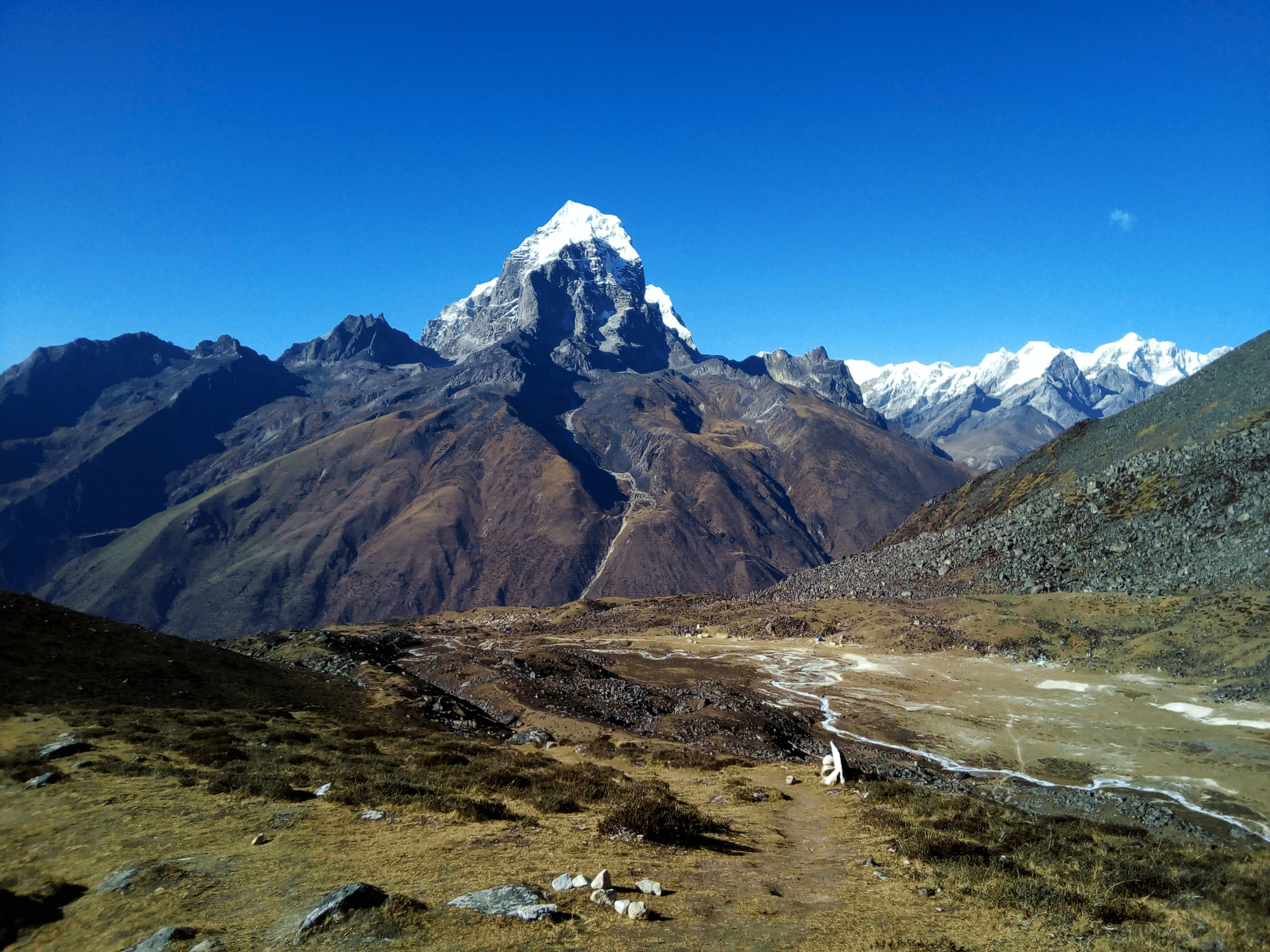 mount everest weather overview showing trekkers near base camp