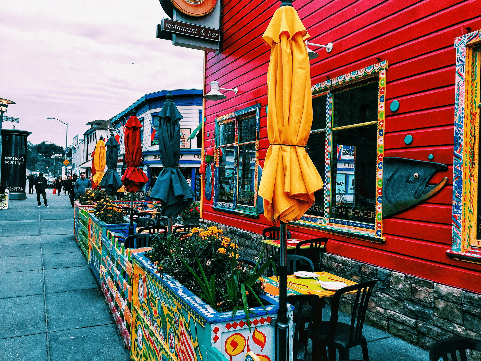 Contenedor restaurante innovador ofreciendo experiencias culinarias únicas.