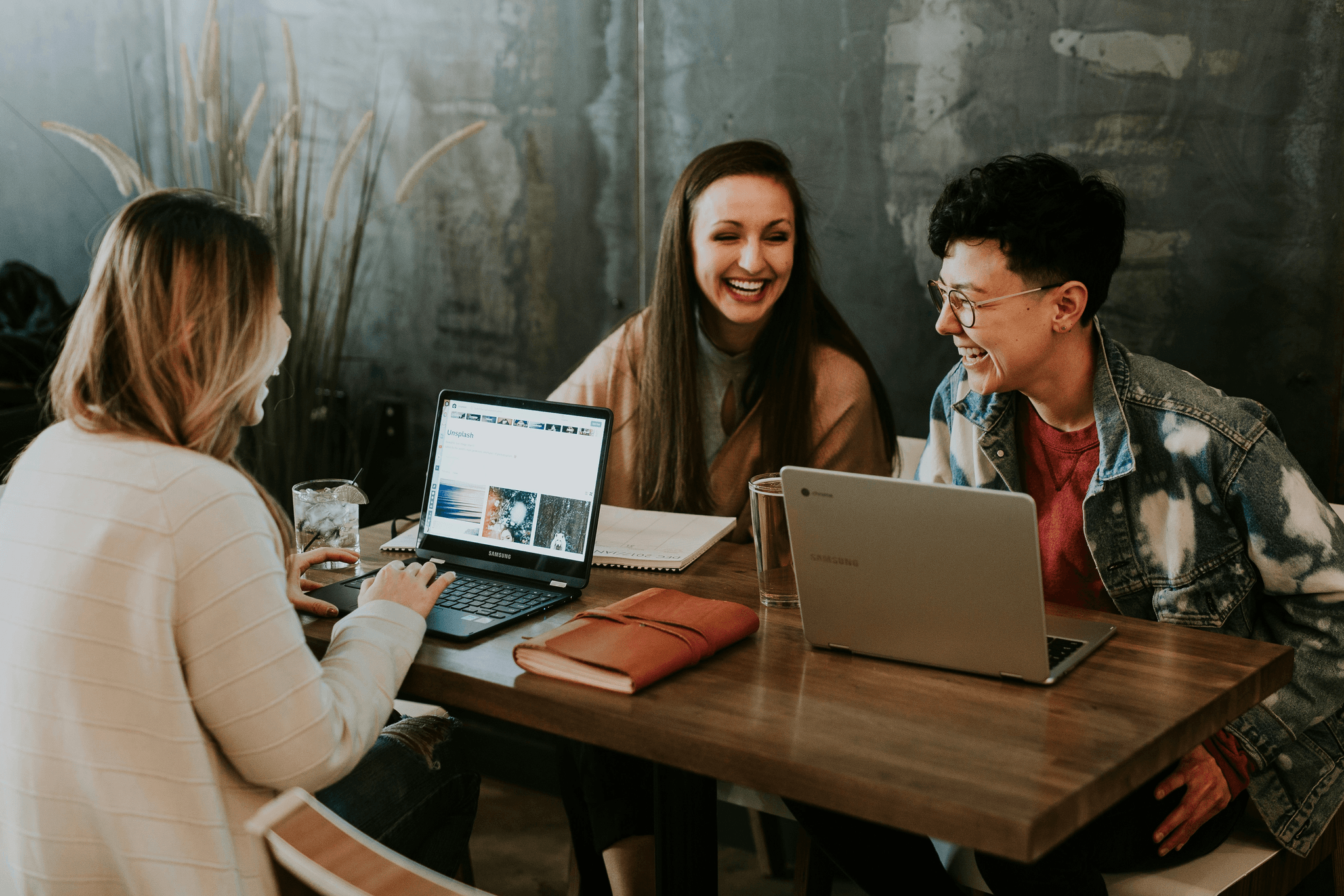 Building online service trust through social media interaction