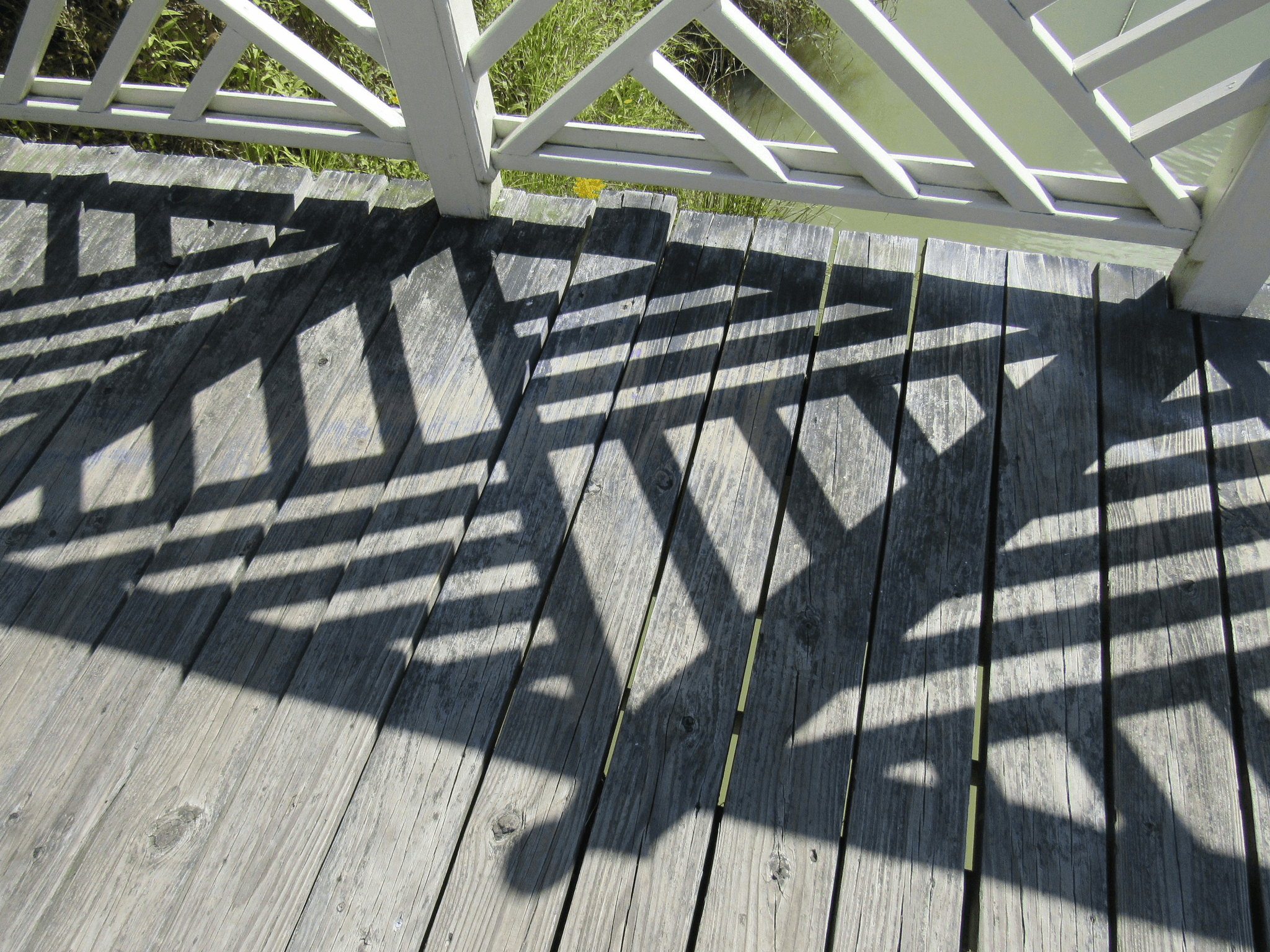 Does composite decking scratch easily? Pet-friendly options explored.