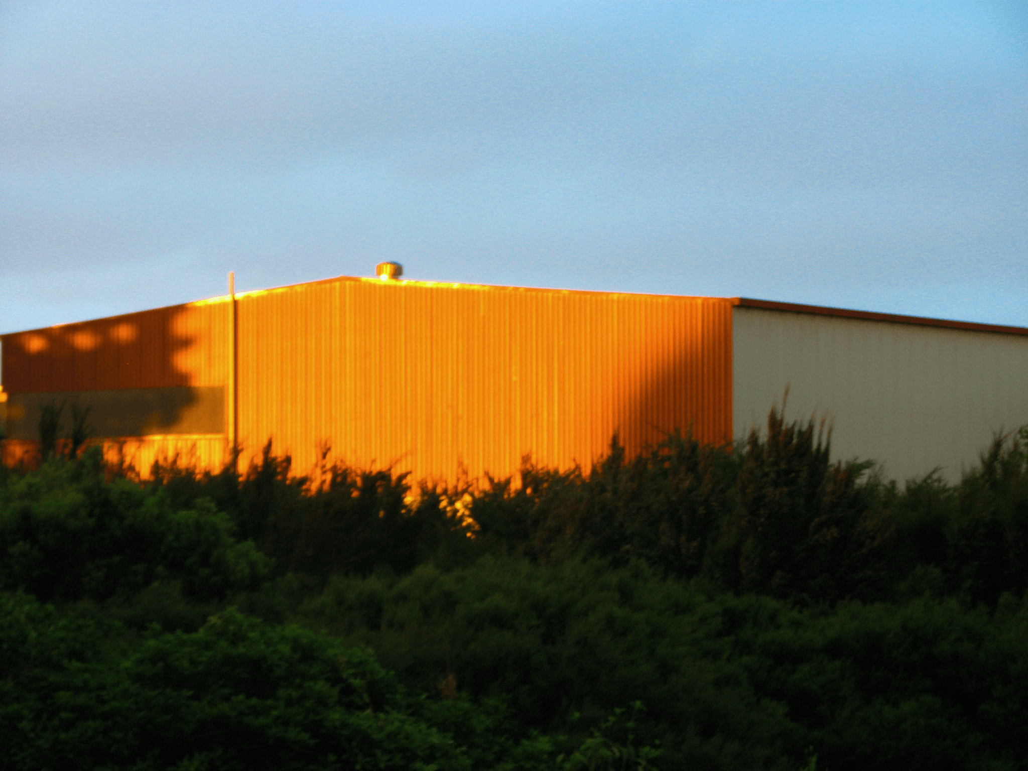 Scalable storage container buildings for expanding businesses