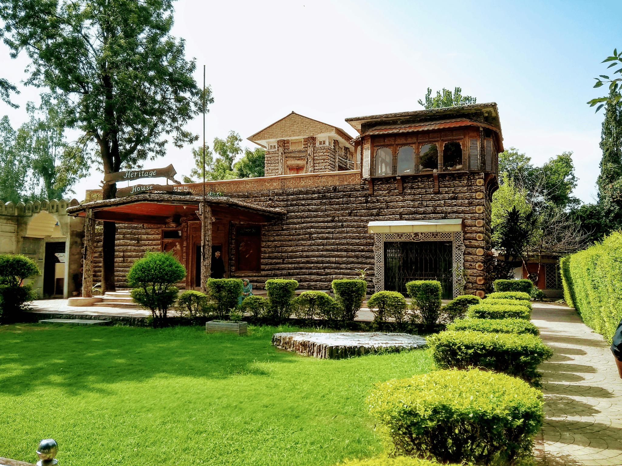 Prefab guesthouse in beautiful mediterranean-style backyard