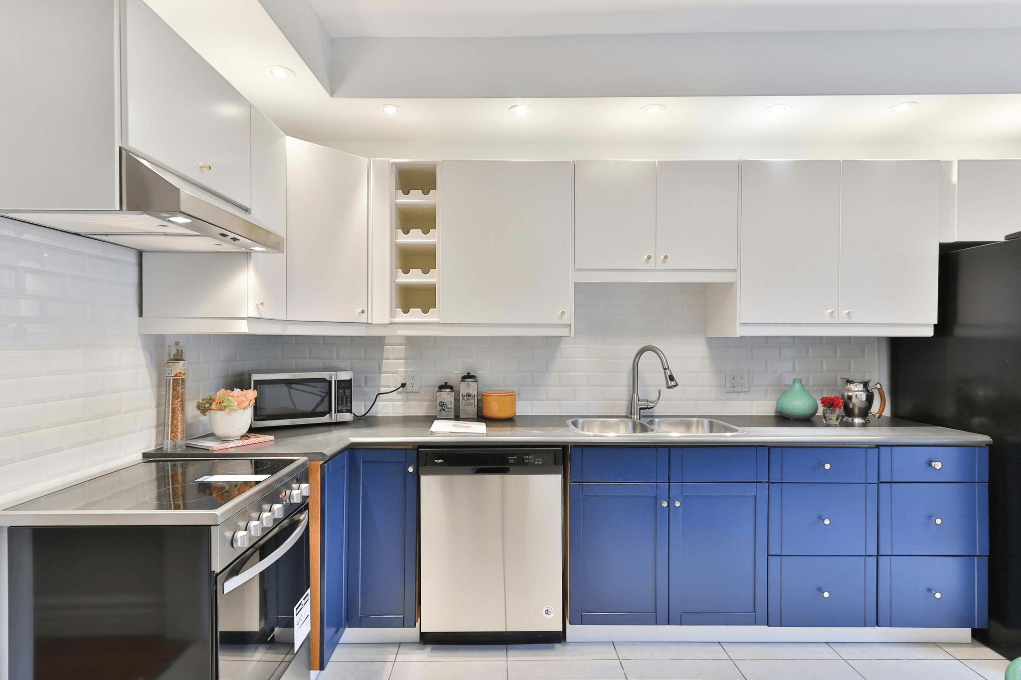 Modern Kitchen Design with Standout Feature: Navy Blue Upper Cabinets