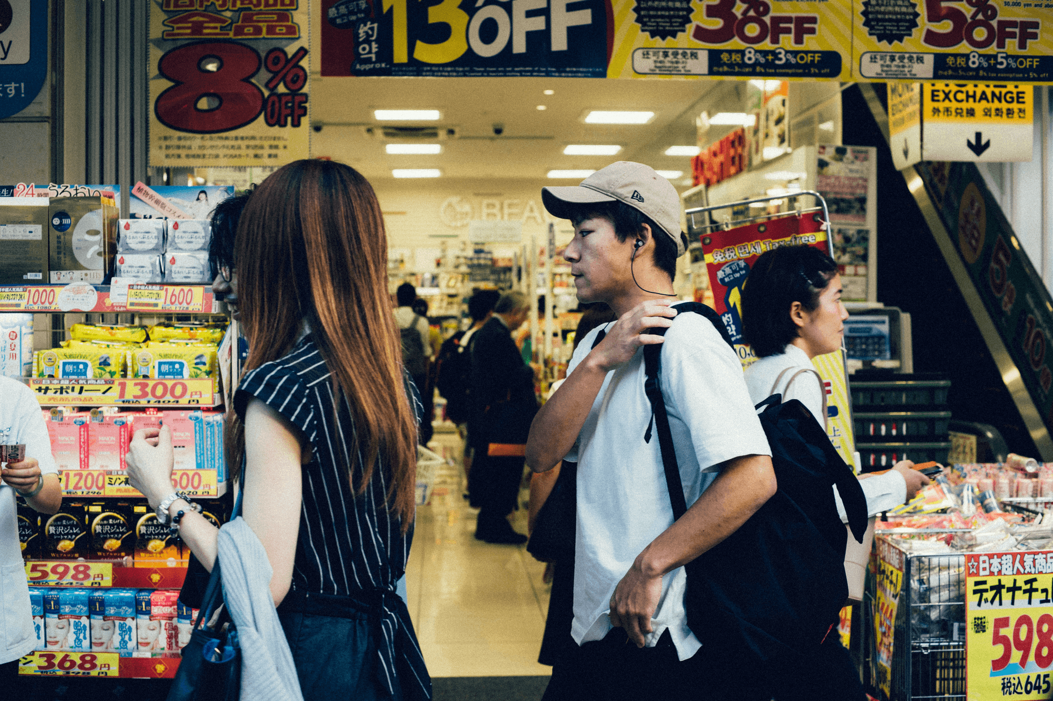小売店で買い物をする多様な人々のグループ