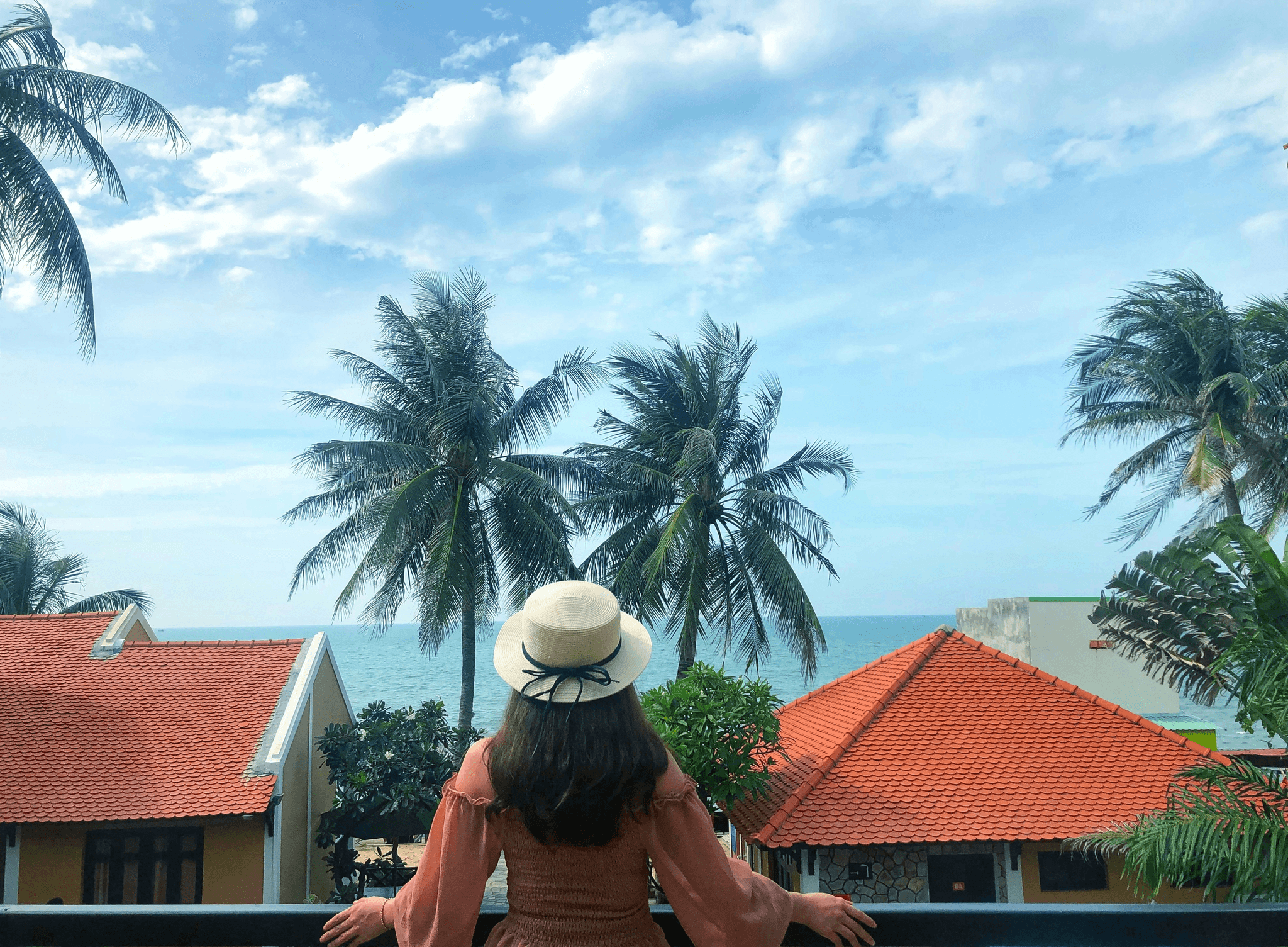 女性在度假村享受假期 - 旅遊代理商行銷