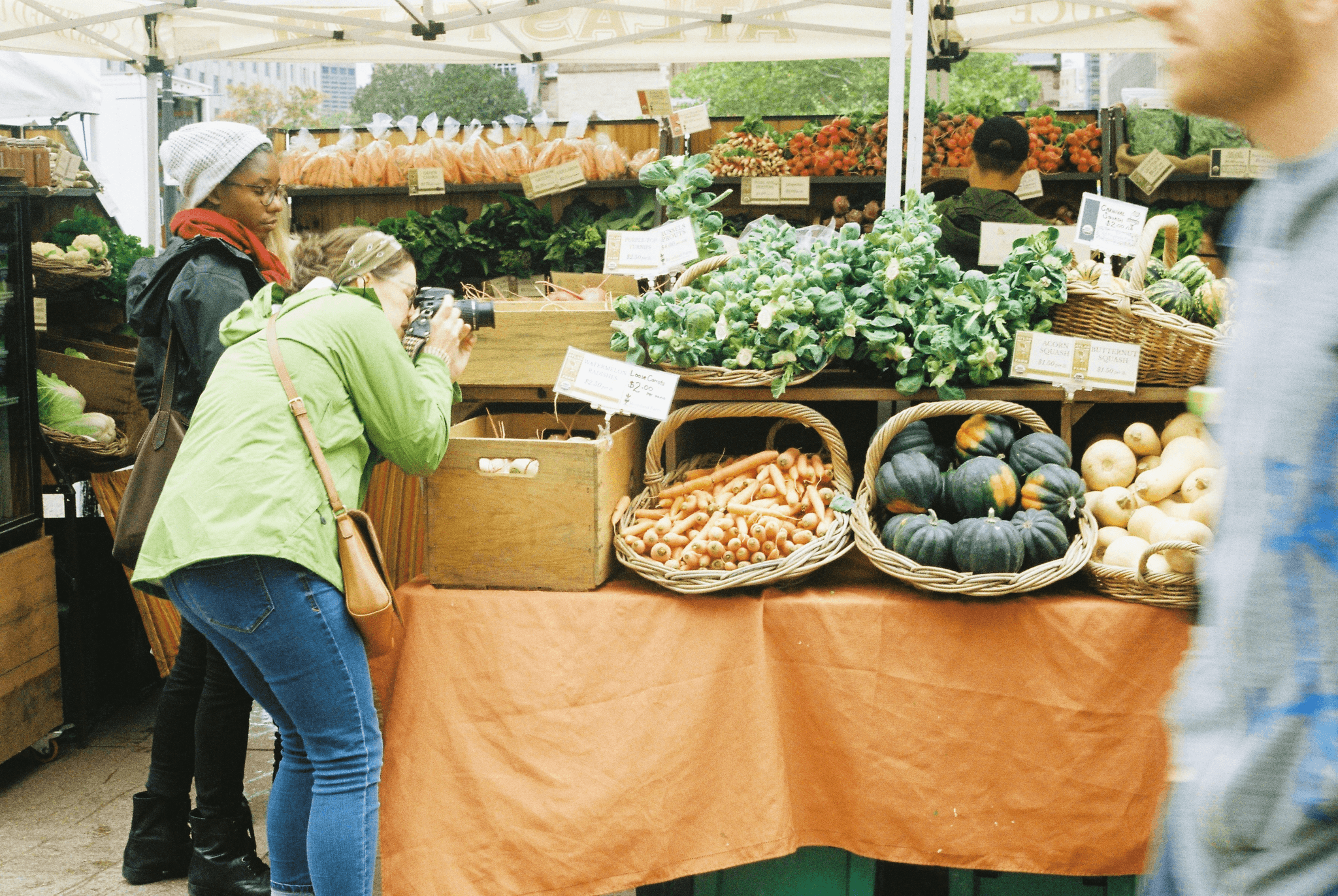 Local sourcing benefits at a farmer's market