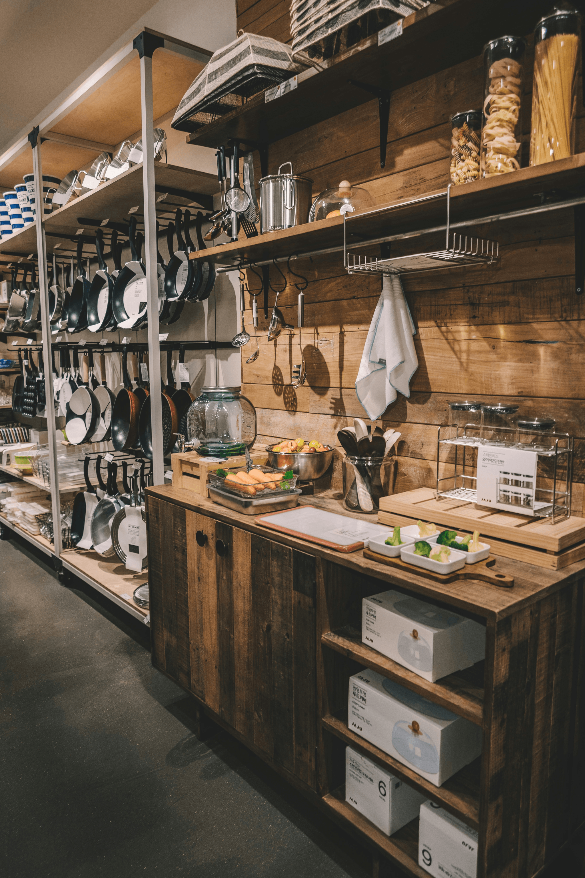 Wholesale Kitchen Cabinets Showroom at SSOURCING INC.