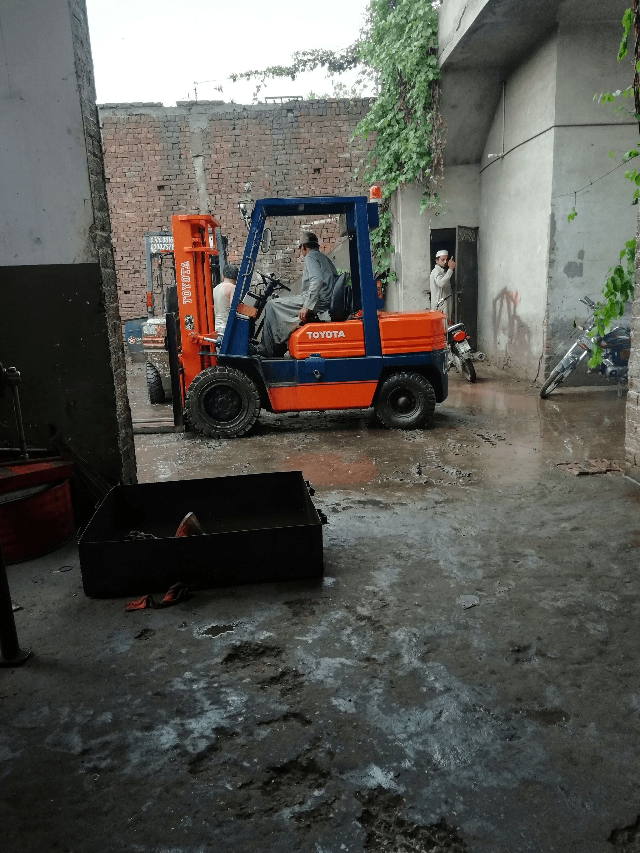 Forklift inspection China focusing on hydraulic system safety check