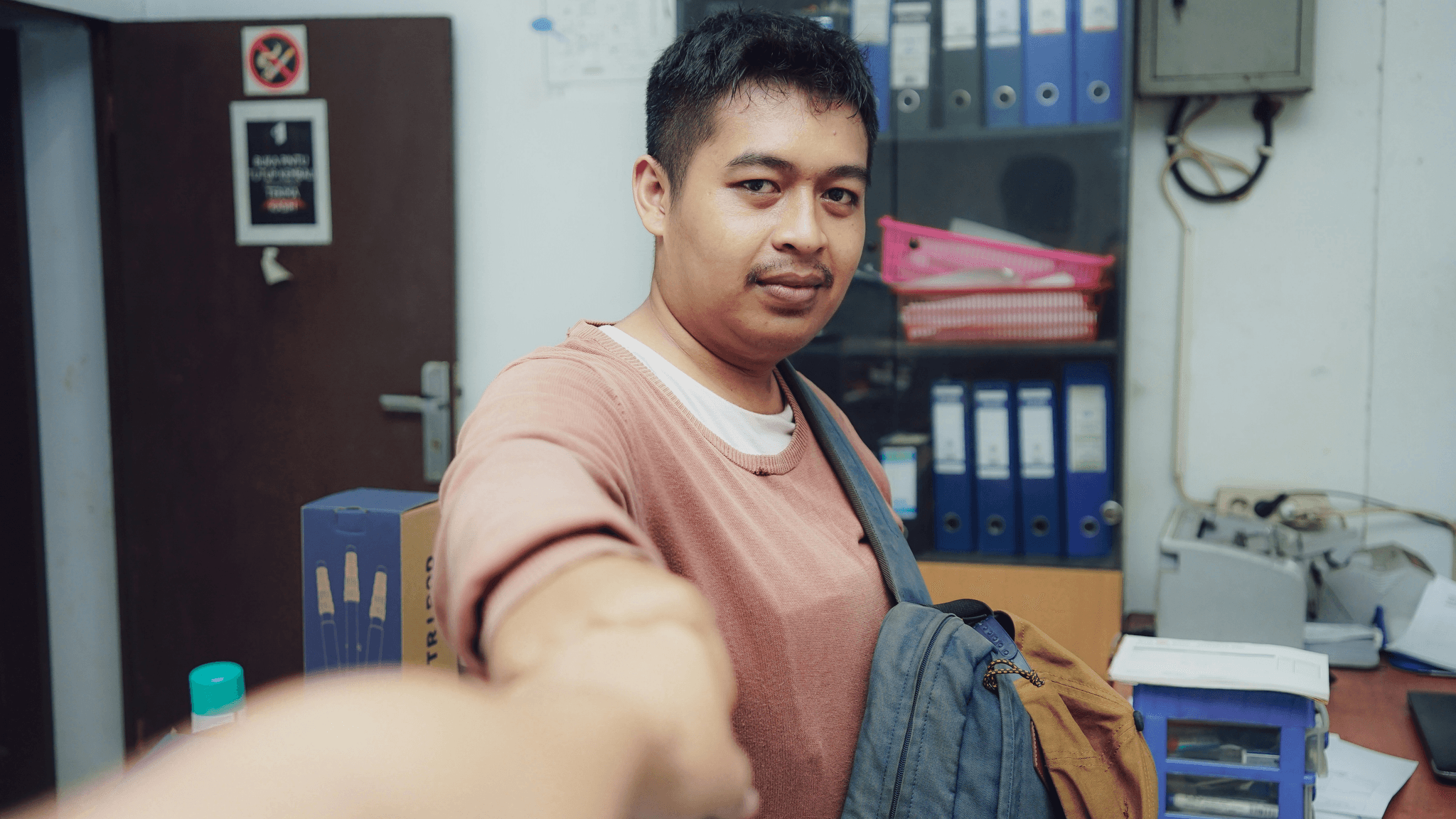 Product Sourcing Specialist negotiating with international supplier