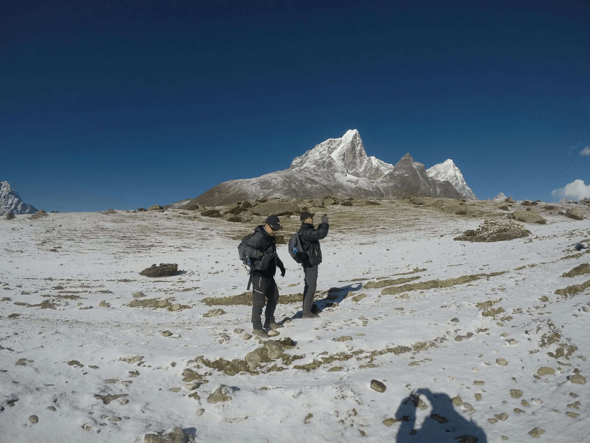 mount everest weather trekkers enjoying sunny conditions at base camp