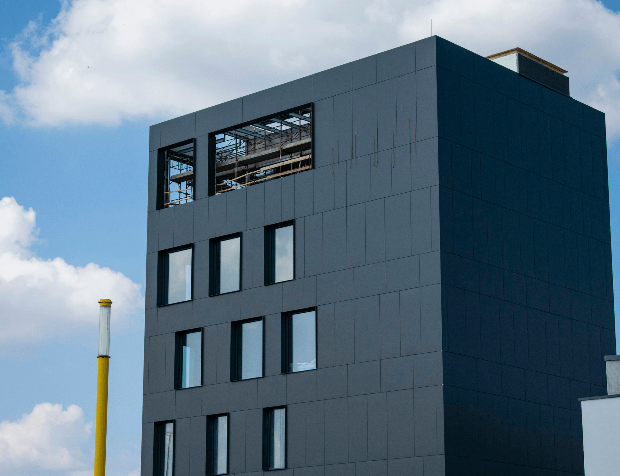 Sleek and modern prefabricated office building showcasing energy-efficient features