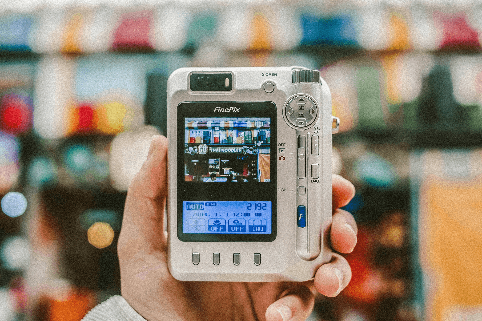 【CCD 復古浪潮】為何年輕人集體拋棄 iPhone，改拿 2003 的老相機？ - 藝文手記