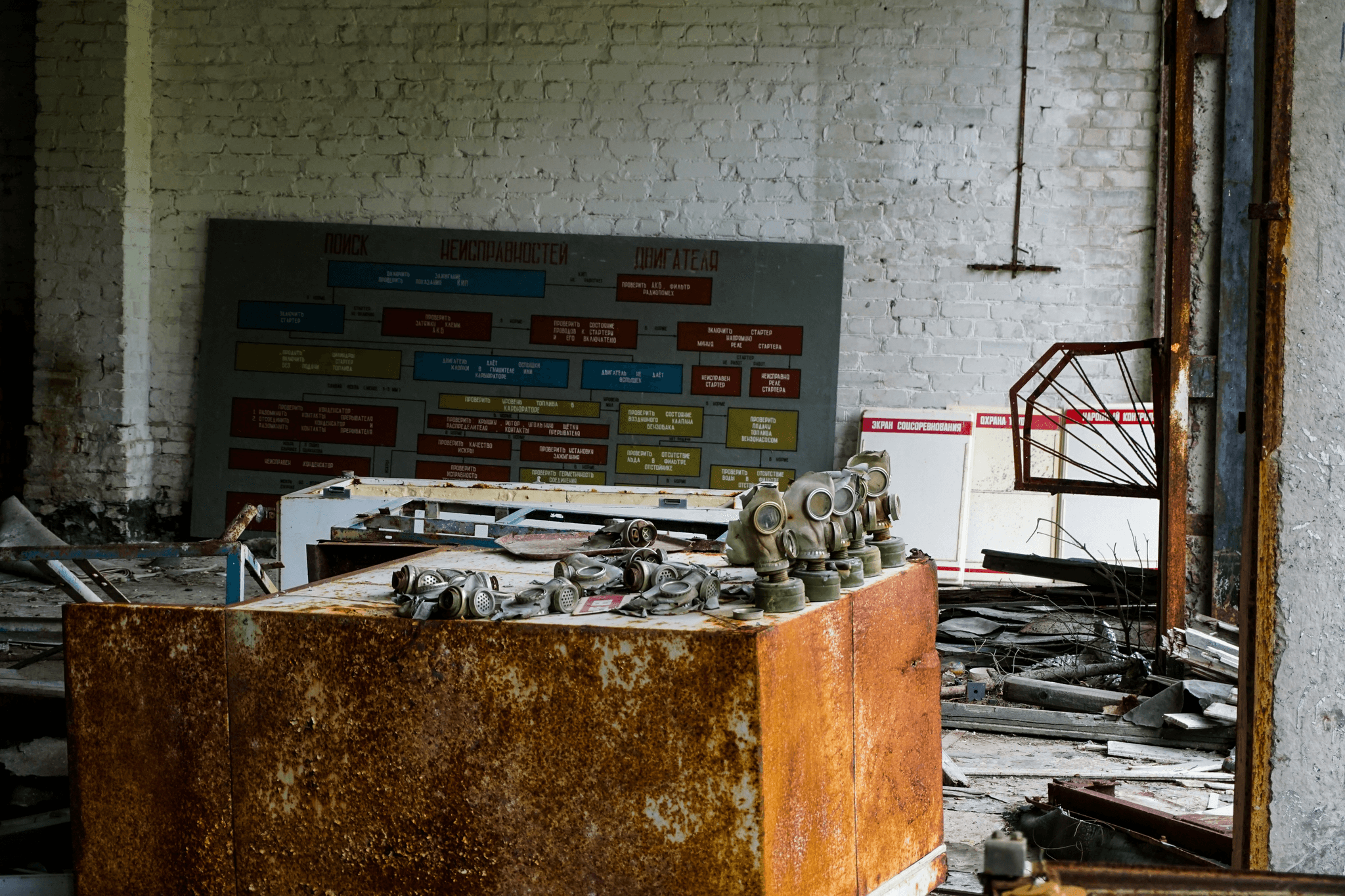 Weld destructive testing equipment and cracked weld joint}