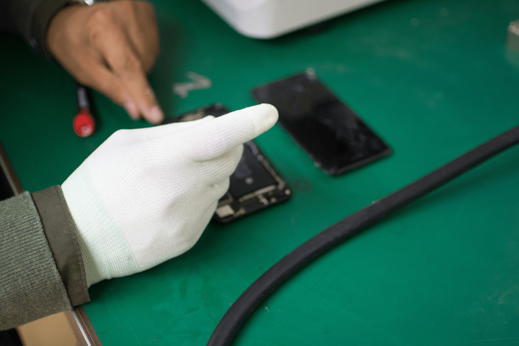 Inspecting a smartphone for assembly quality