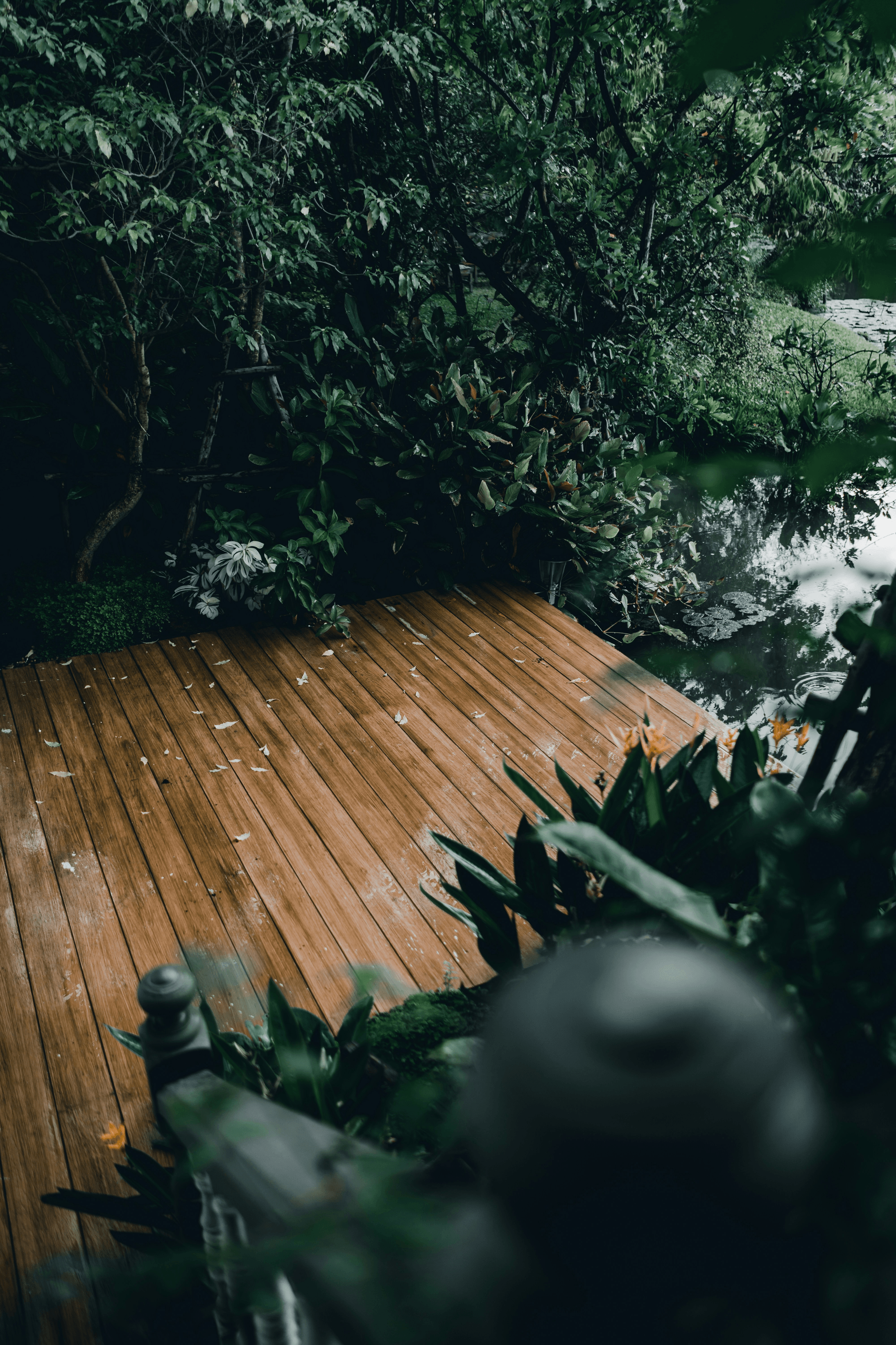 is composite decking slippery? Safety tips for enjoying decks.