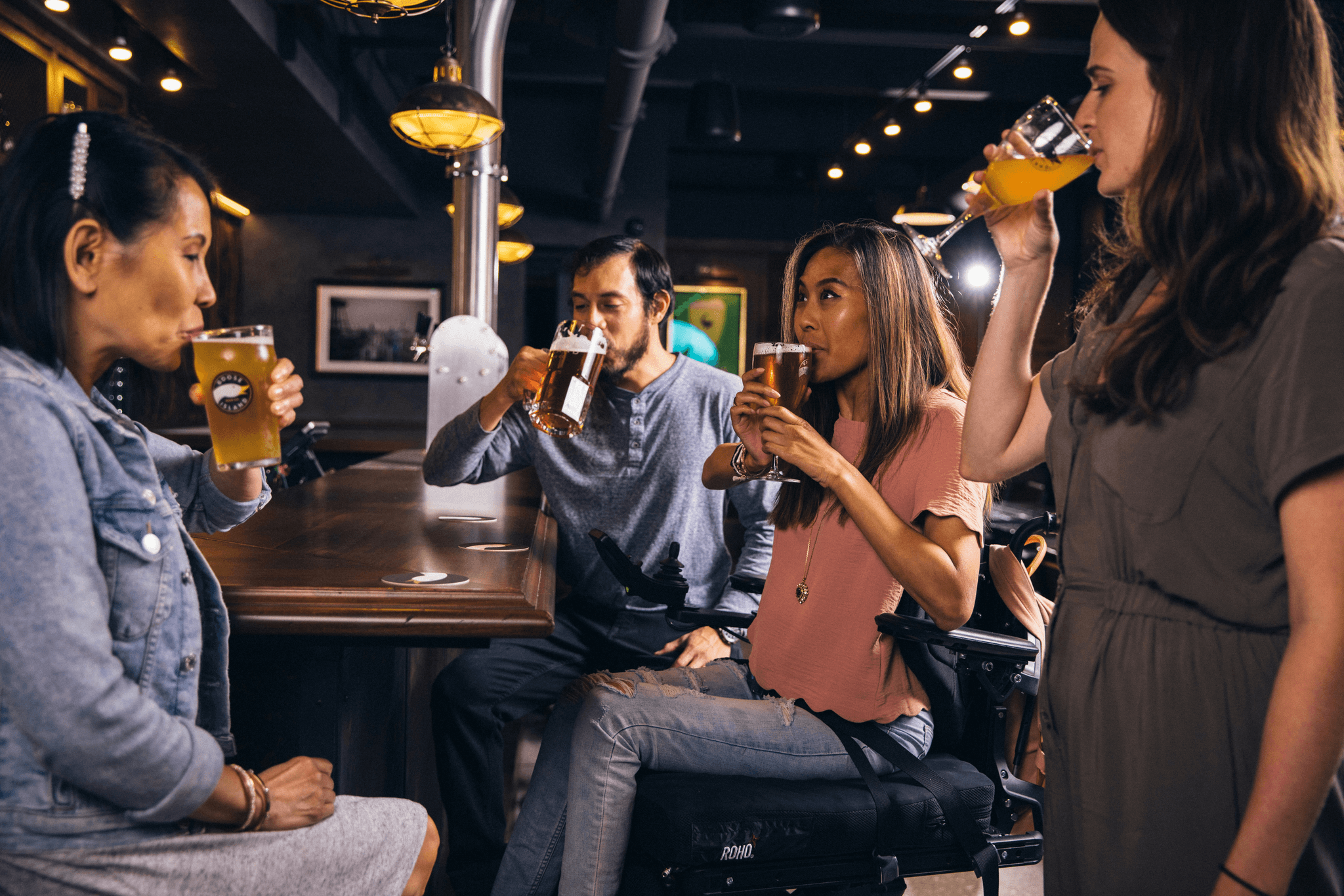 grupo-de-personas-tomando-cerveza-en-un-bar-2048x1365