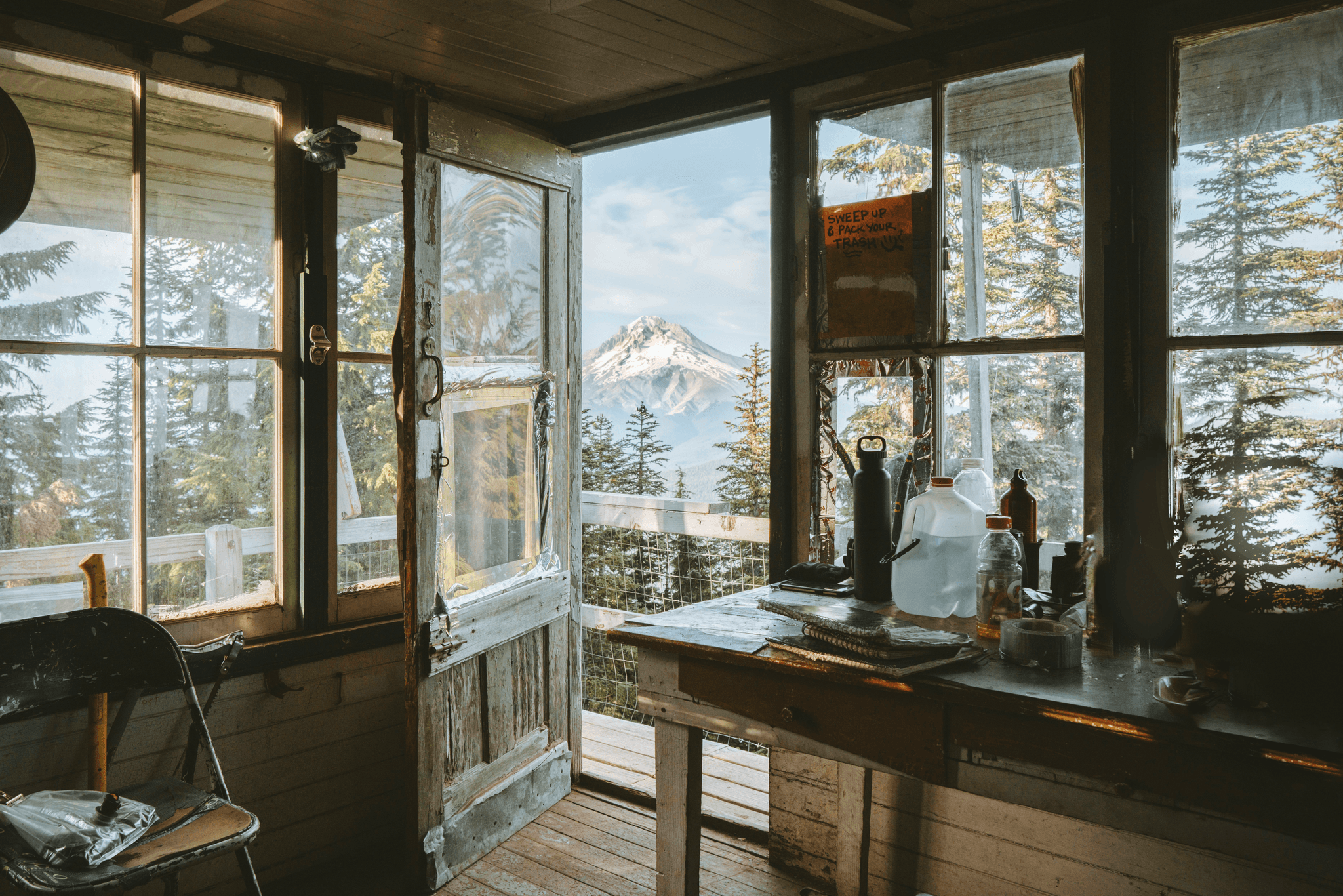 Vue magnifique d'une maison en cabane de pommes nichée dans la nature.