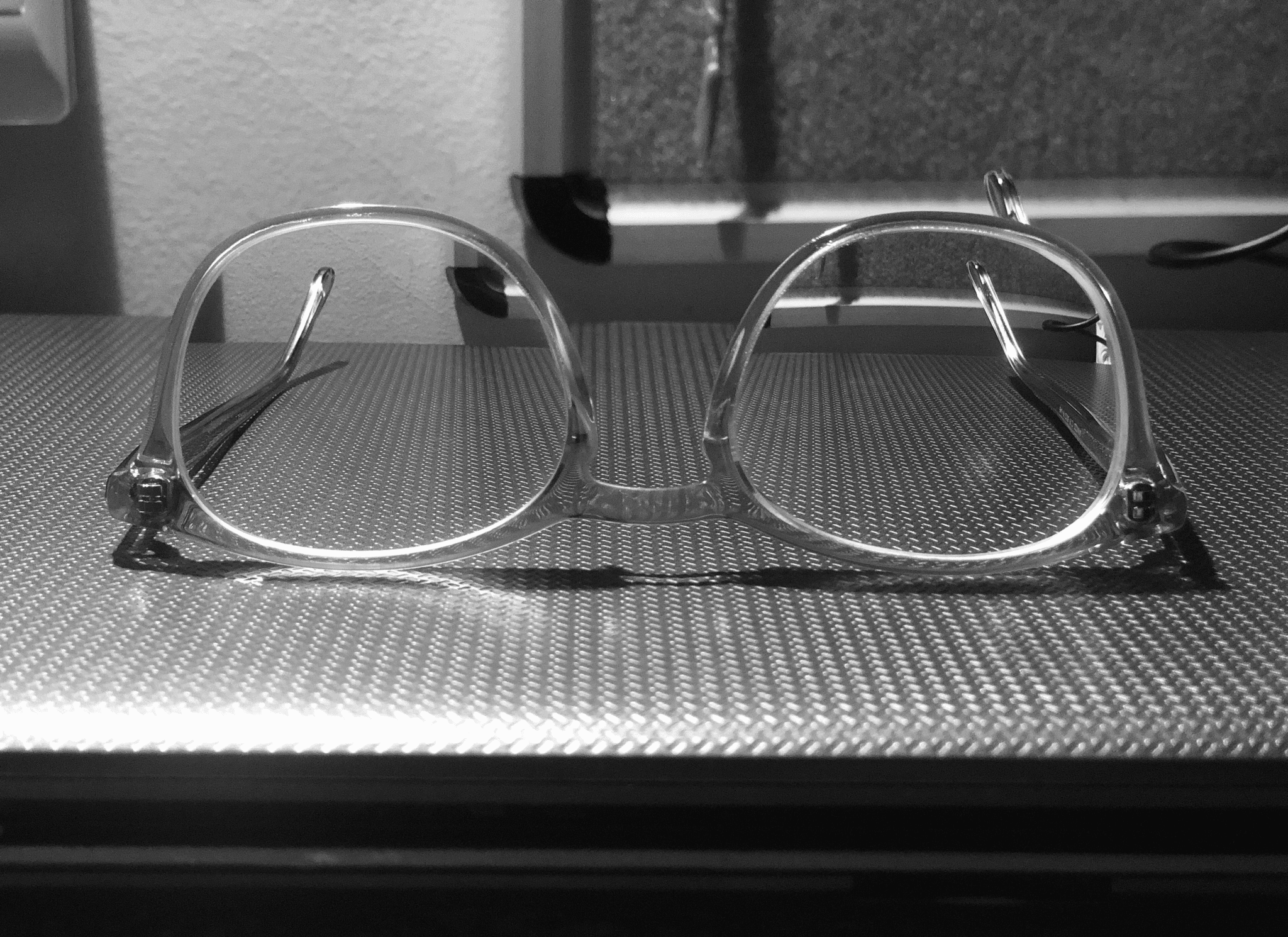 rimless glasses without nose pads