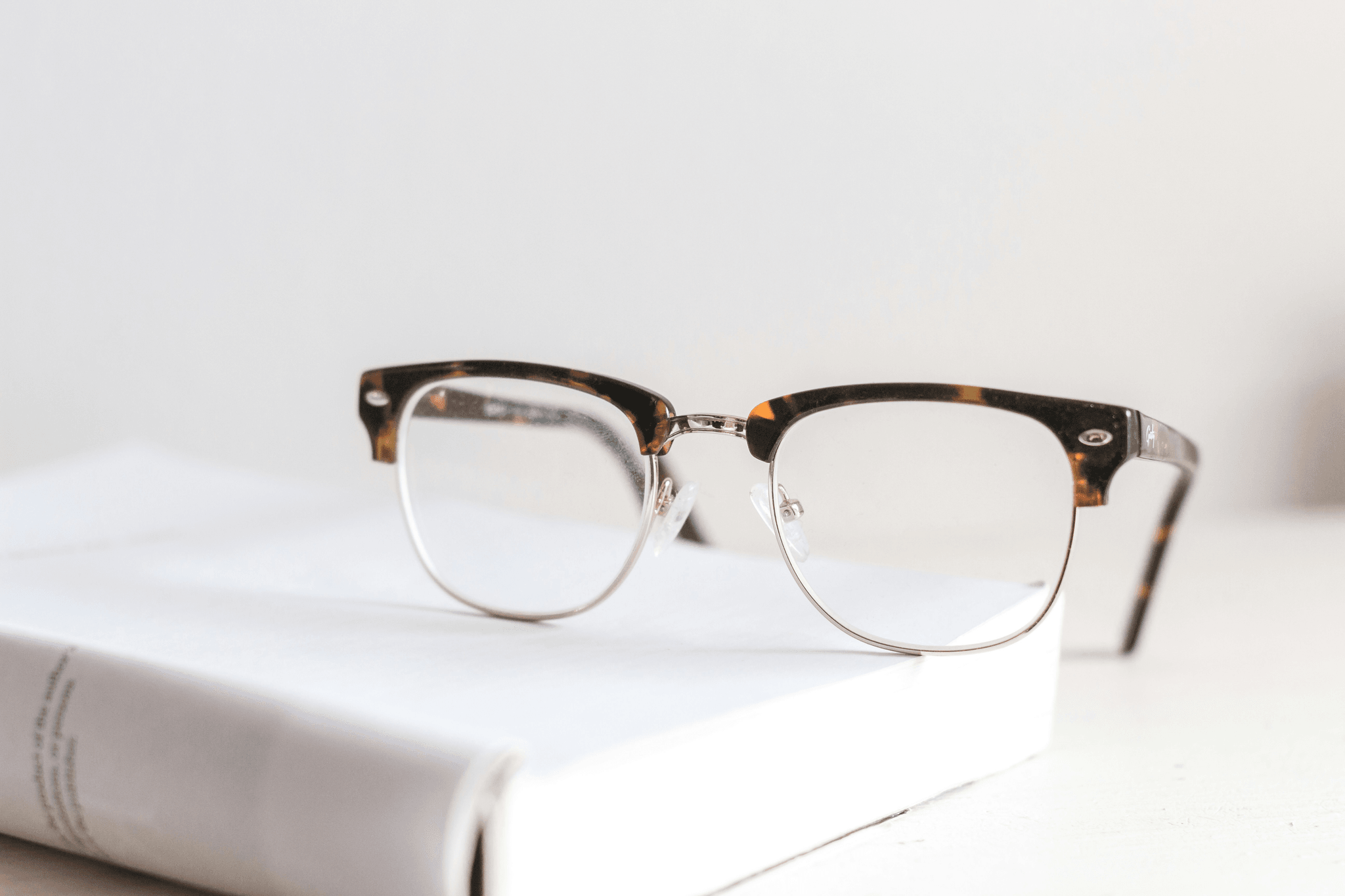 how to pick reading glasses effectively illustrated with stylish options