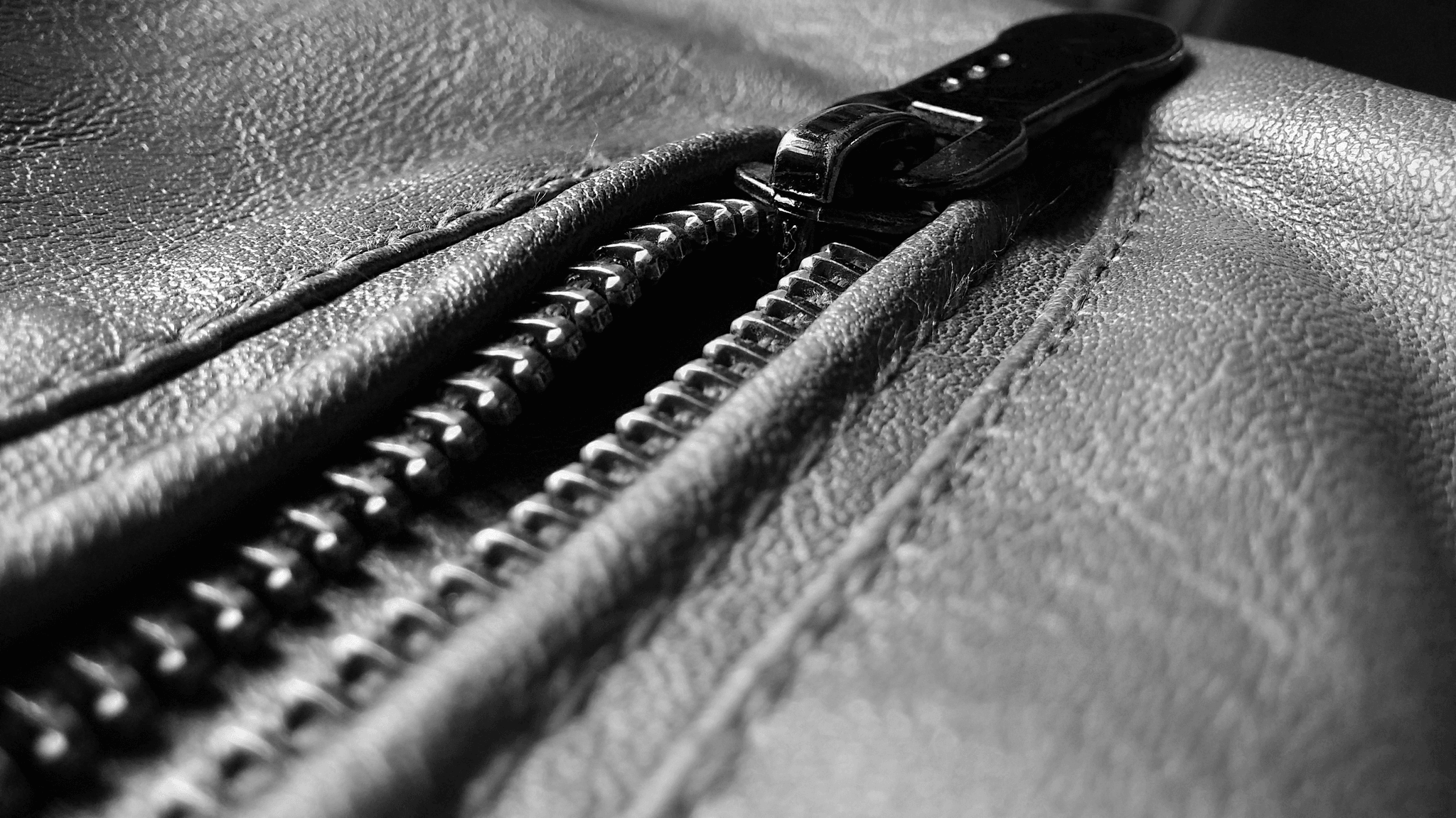 Leather bag inspection focusing on hardware, stitching, and Zipper twisting test