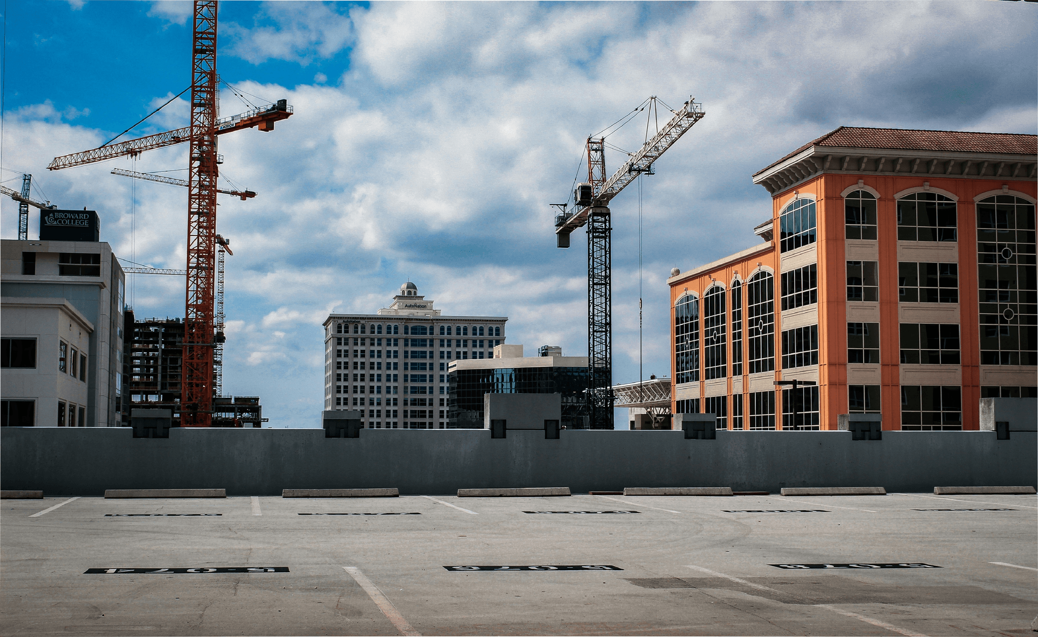 Innovative volumetric construction techniques showcased at a modern site.