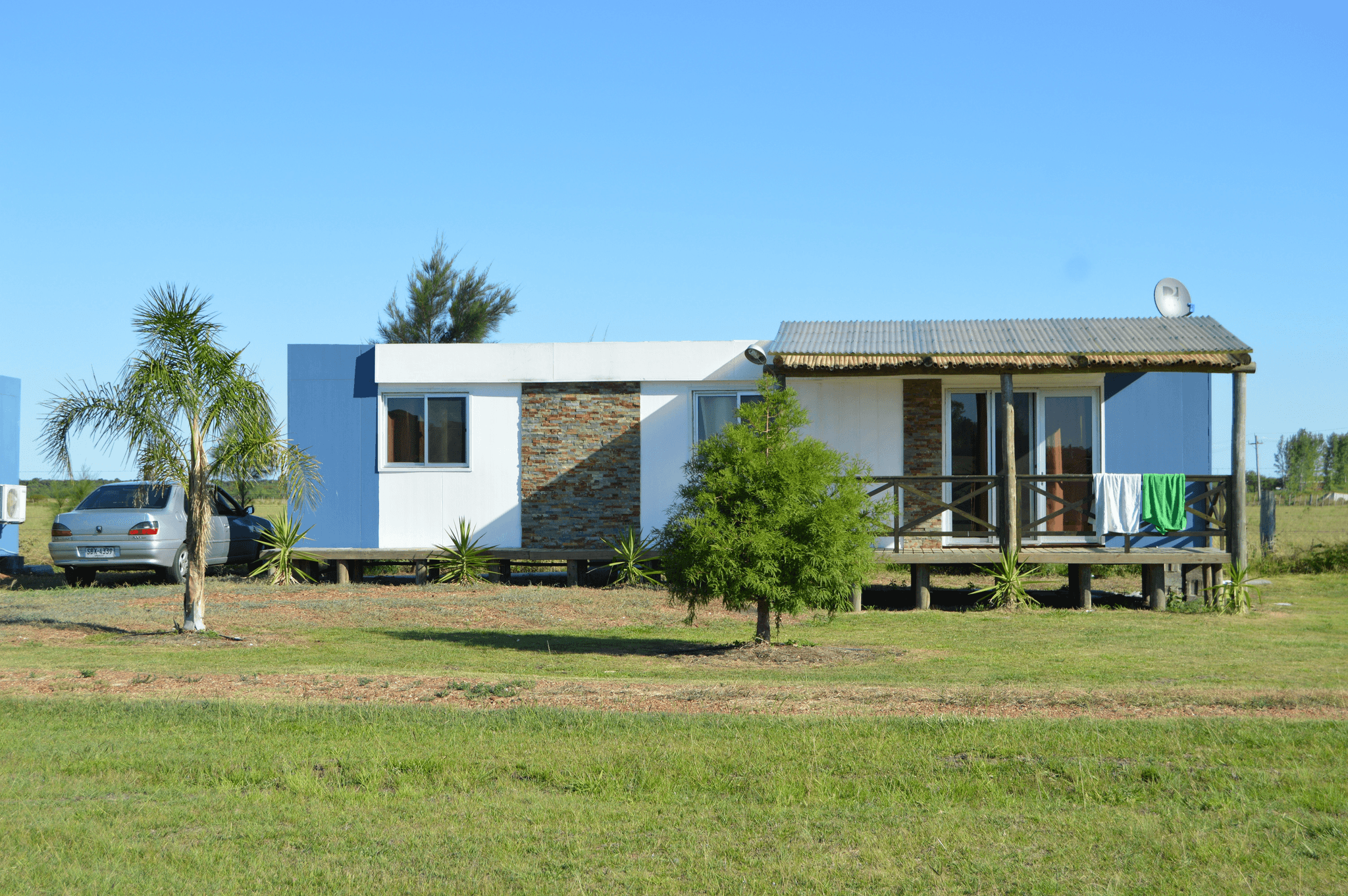 modular home builder assisting in construction